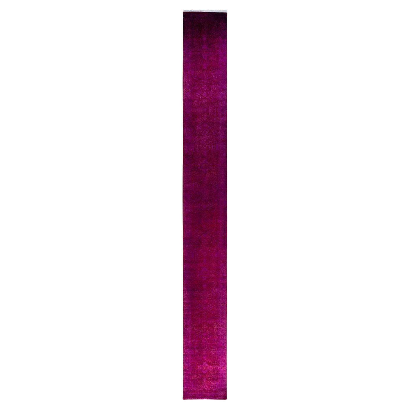 Tapis contemporain en laine surteinte nouée à la main rouge 2' 7" x 23' 4"