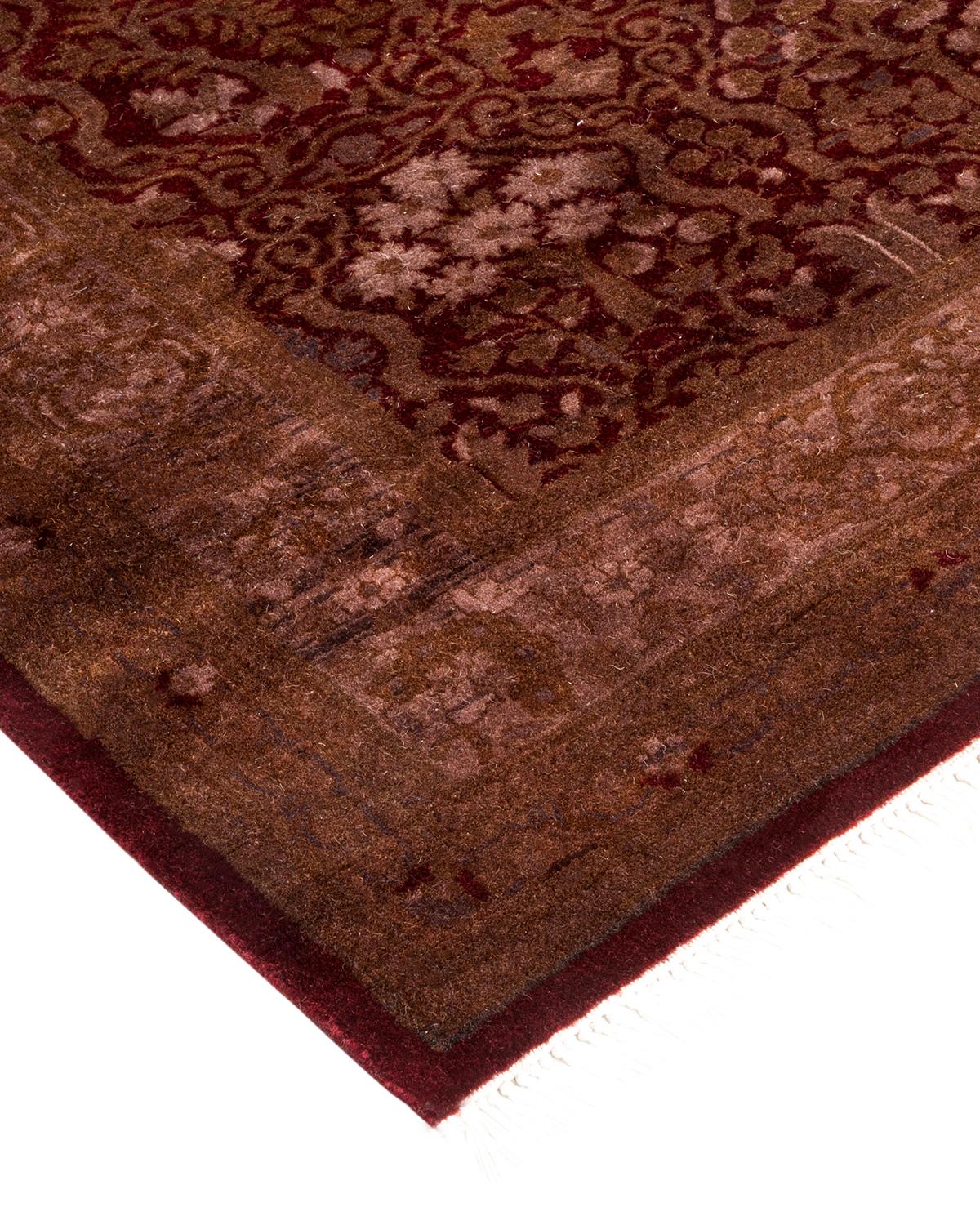 Les tapis Vibrance incarnent le classique avec une touche d'originalité : des motifs traditionnels surteints dans des couleurs éclatantes. Chaque tapis noué à la main est lavé dans une teinture botanique 100 % naturelle qui révèle les nuances
