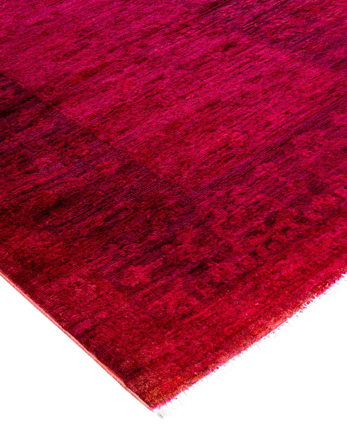 Les tapis Vibrance incarnent le classique avec une touche d'originalité : des motifs traditionnels surteints dans des couleurs éclatantes. Chaque tapis noué à la main est lavé dans une teinture botanique 100 % naturelle qui révèle les nuances