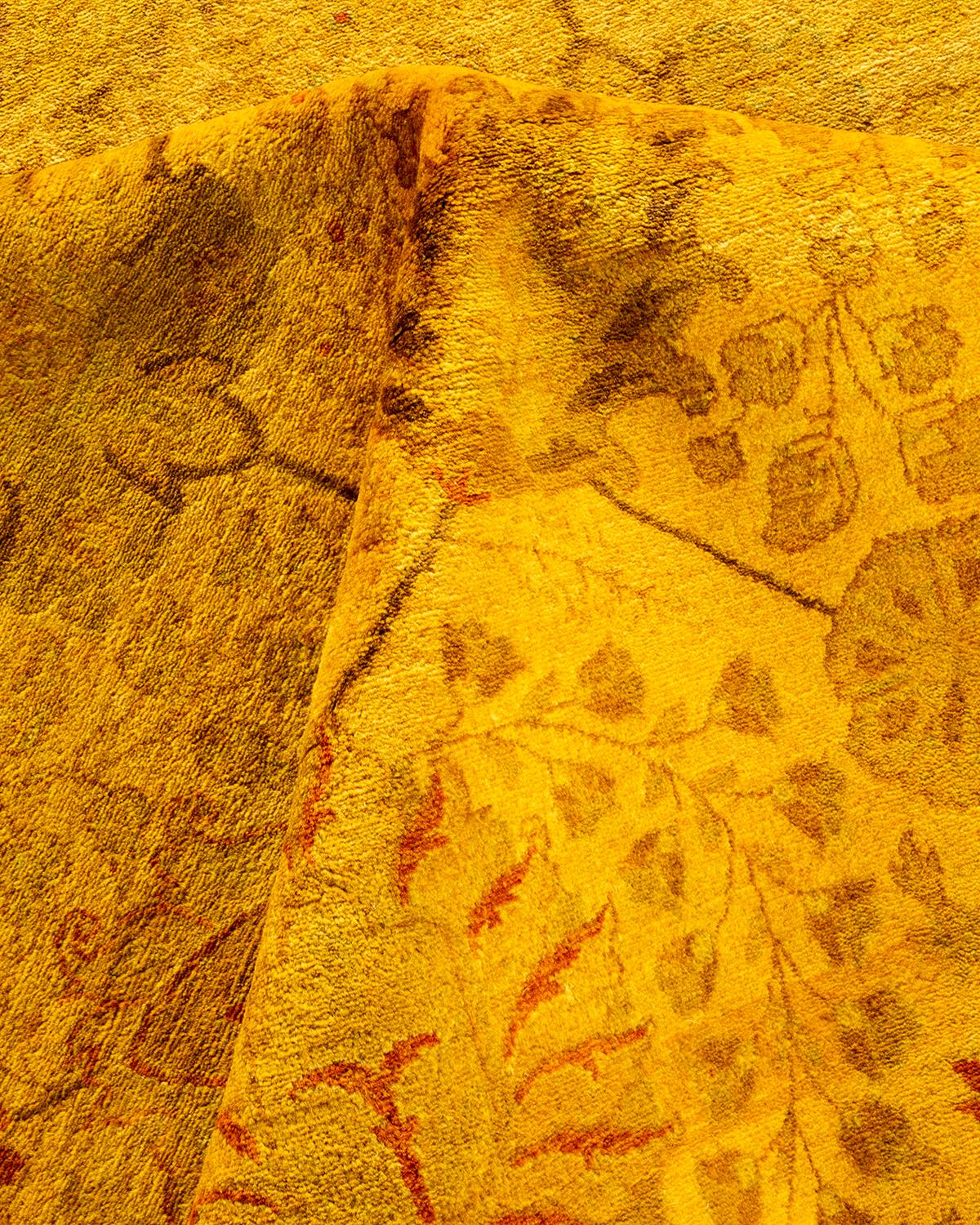 Tapis de sol contemporain en laine surteinte nouée à la main jaune en vente 1