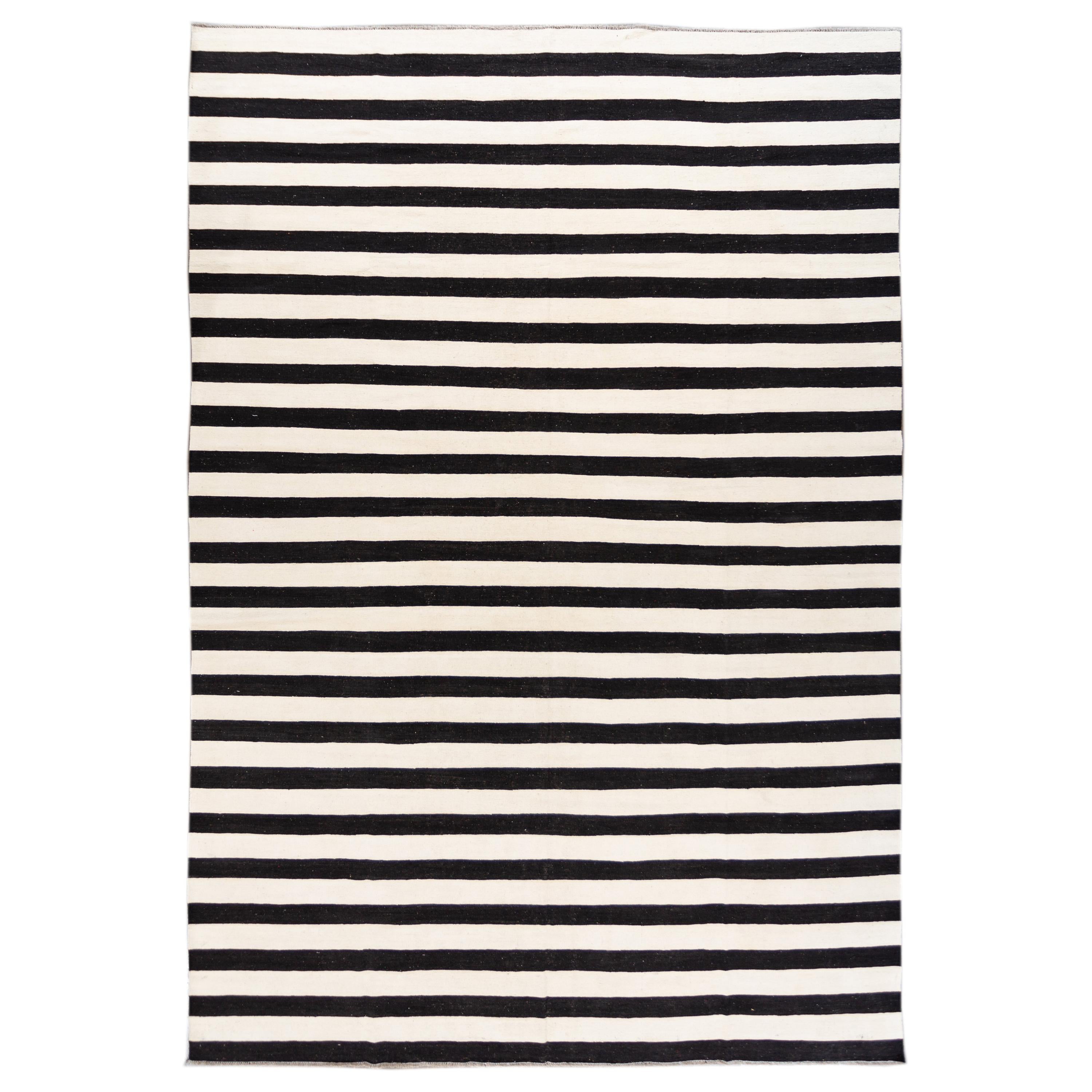 Tappeto contemporaneo oversize in lana a righe bianche e nere Rug & Kilim a trama piatta