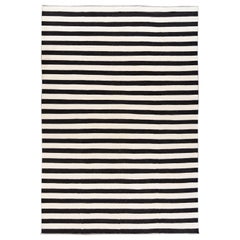 Tappeto contemporaneo oversize in lana a righe bianche e nere Rug & Kilim a trama piatta