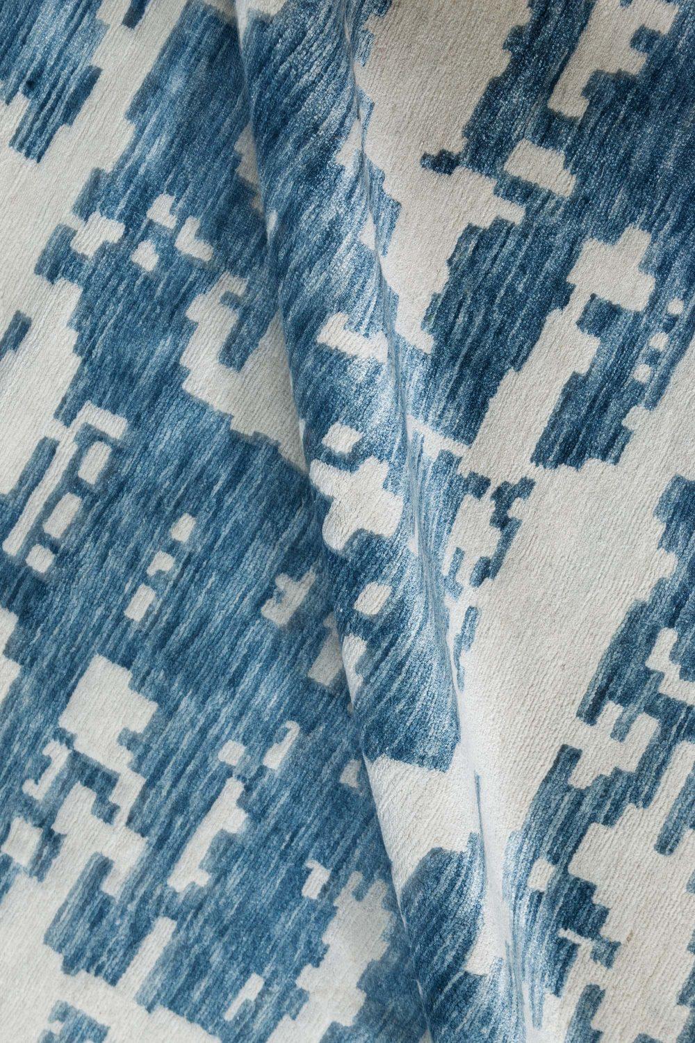 Zeitgenössischer übergroßer blauer, weißer Aqua element teppich von Doris Leslie Blau
Größe: 13'10