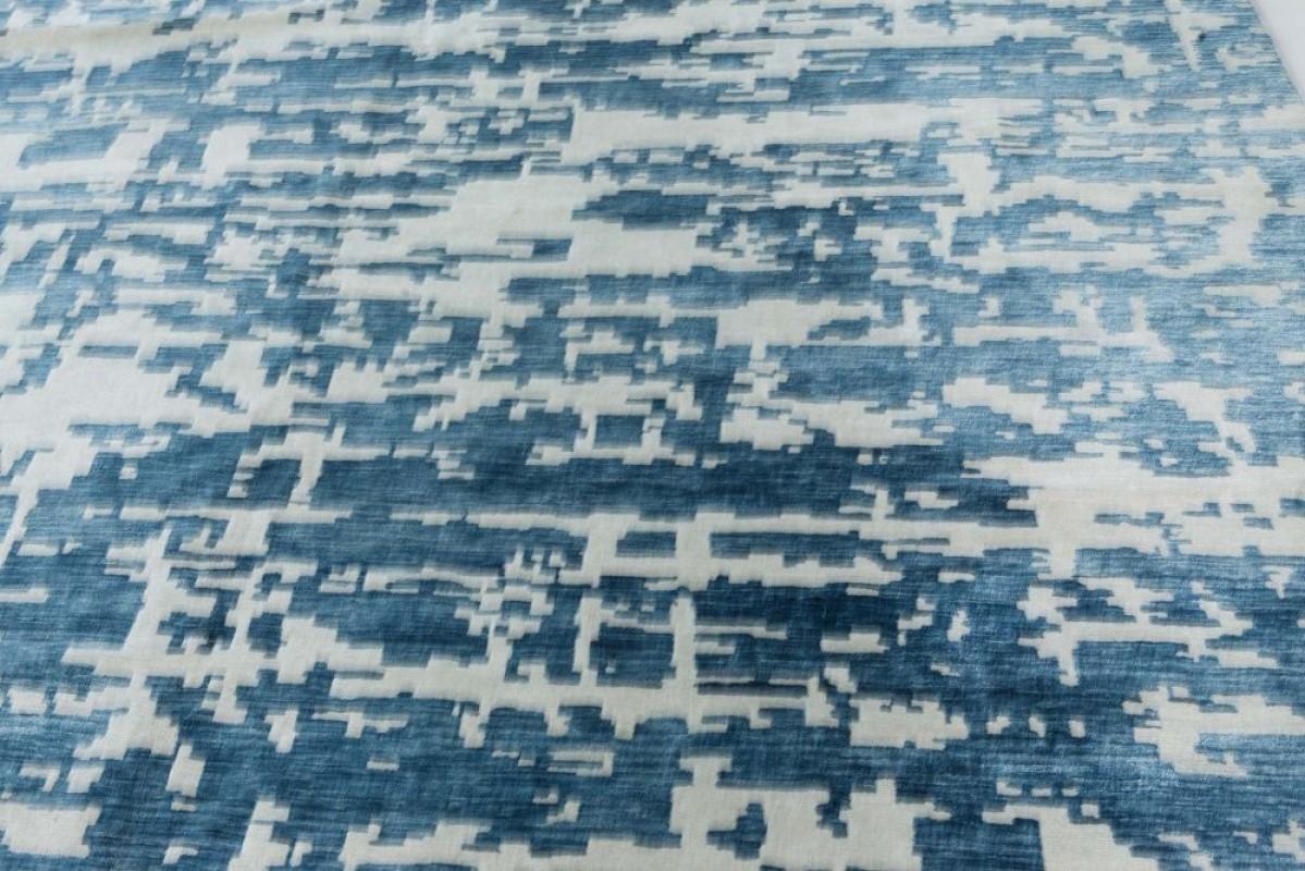 Moderne Tapis contemporain surdimensionné bleu et blanc Aqua Element de Doris Leslie Blau en vente