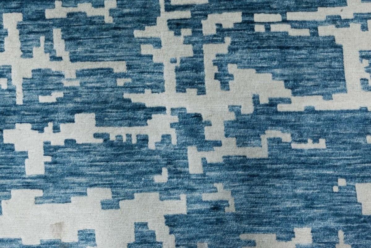 Zeitgenössischer übergroßer blauer, weißer Aqua-Element-Teppich von Doris Leslie Blau (Nepalesisch) im Angebot