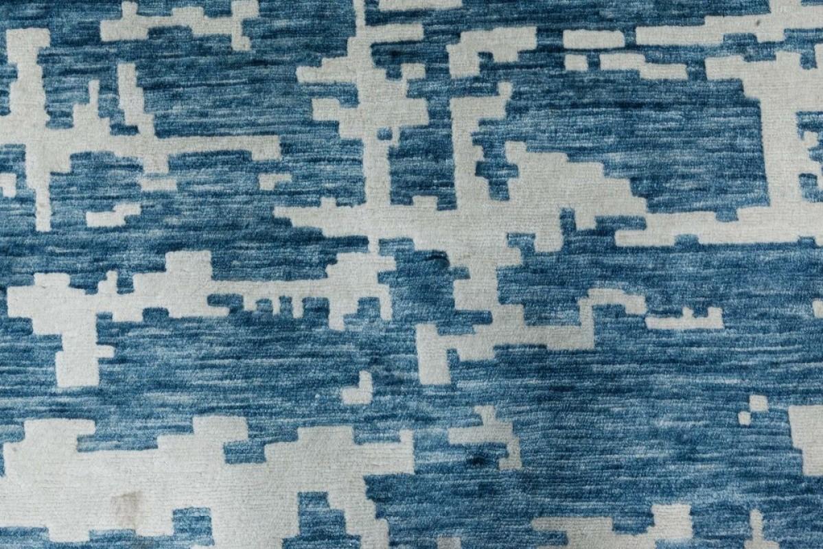 Népalais Tapis contemporain surdimensionné bleu et blanc Aqua Element de Doris Leslie Blau en vente