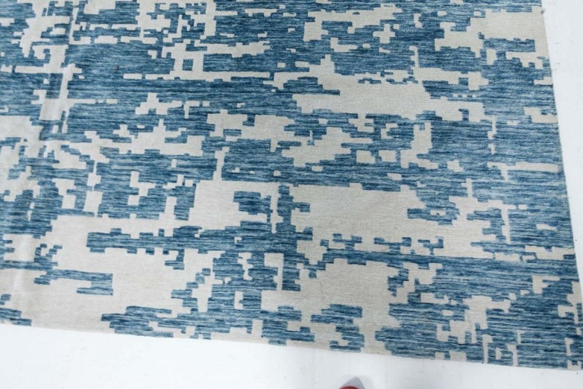 Zeitgenössischer übergroßer blauer, weißer Aqua-Element-Teppich von Doris Leslie Blau (Handgeknüpft) im Angebot