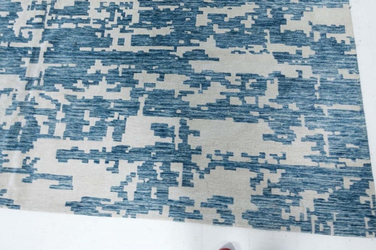Noué à la main Tapis contemporain surdimensionné bleu et blanc Aqua Element de Doris Leslie Blau en vente