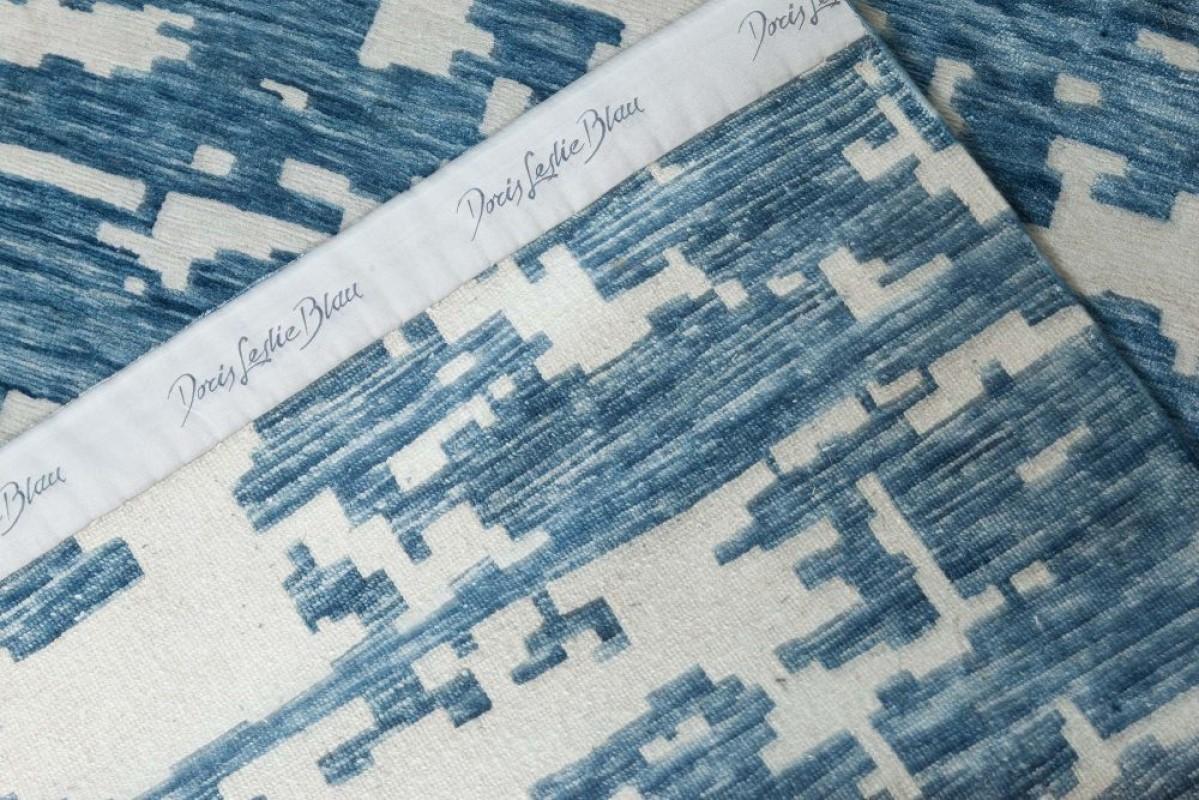 Laine Tapis contemporain surdimensionné bleu et blanc Aqua Element de Doris Leslie Blau en vente