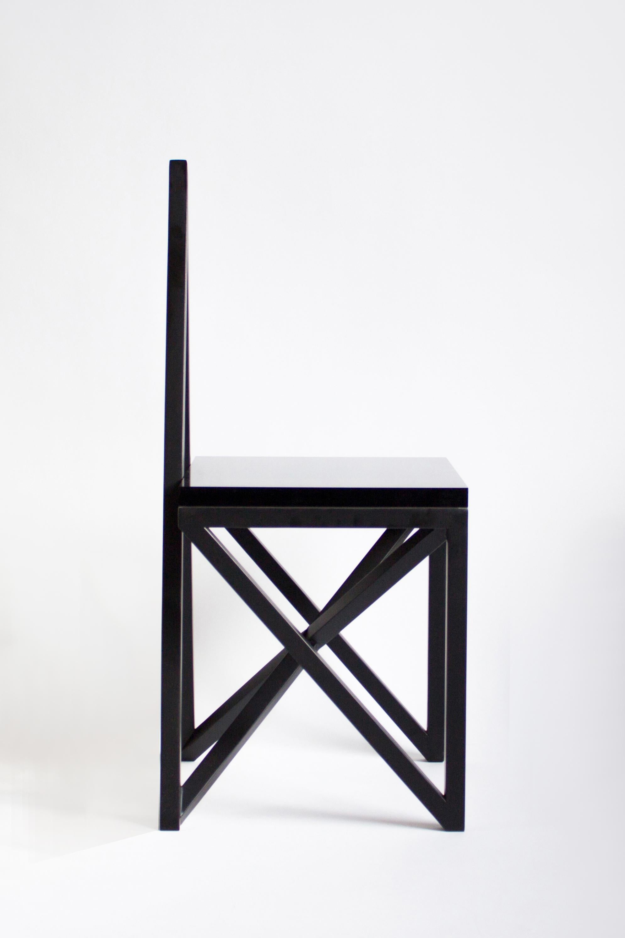 MATERIAL Lust [Amerikaner, geb. 1981,1986]
Heidnischer Stuhl, 2014
Abgebildet in pulverbeschichtetem schwarzem Stahl mit Sitz aus Lucit. 
Maße: 33