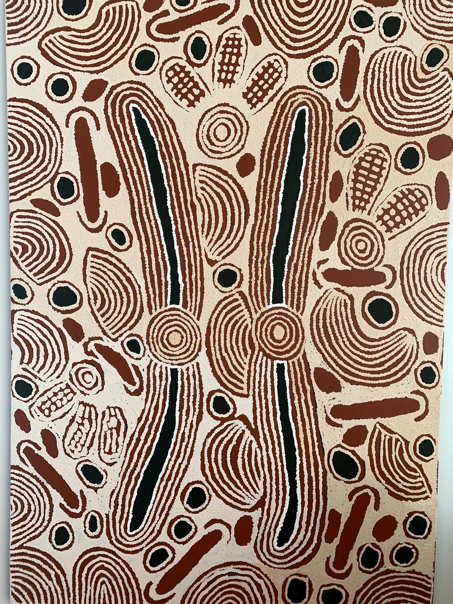 Ein großes Aborigine-Gemälde von Ningura Napurrula (1938-2013).
Titel: ³eFelsenloch von Wirrulnga³c
Künstler: Ningura Napurrula (australischer Aborigine, ca. 1938-2013)
Geburtsort: Watulka, Westaustralien 
Sprache: Pintupi 
Region: Kintore