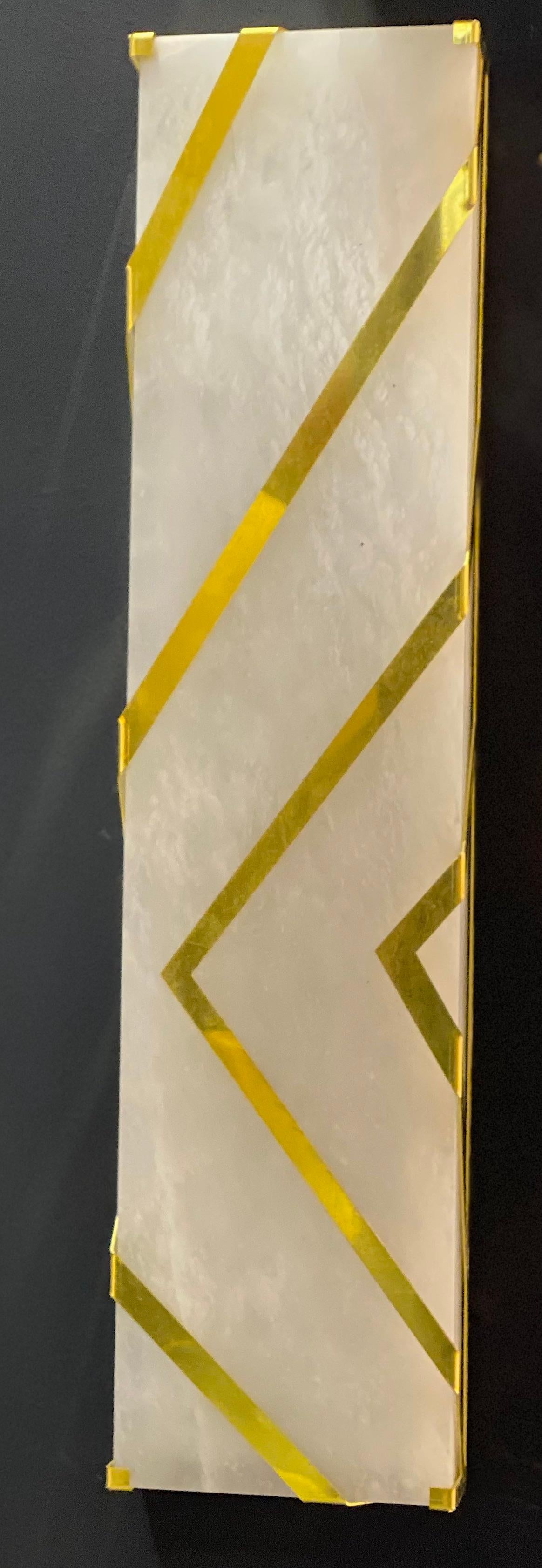 Pareja de apliques o candelabros contemporáneos italianos de mármol alabastro y latón en venta 3