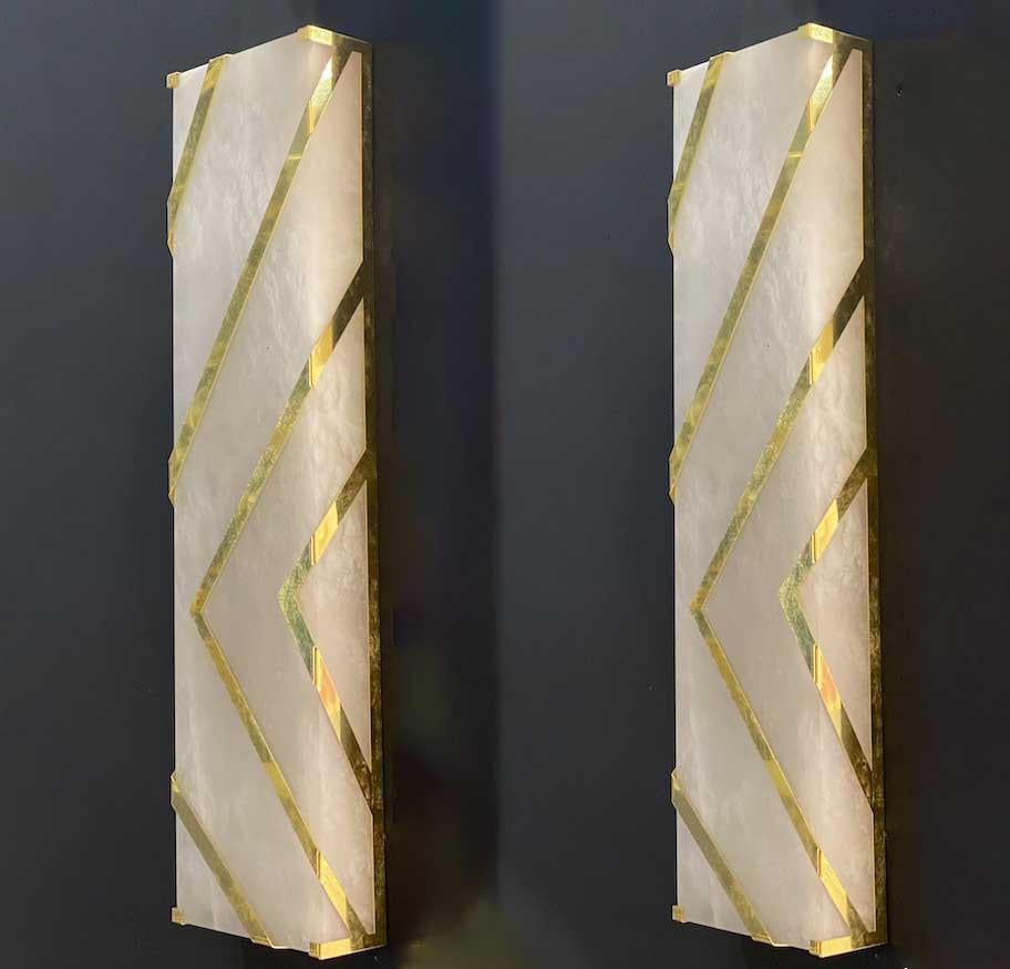 Llamativos apliques o lámparas de pared de mármol de alabastro italiano contemporáneo con decoración de latón. 
Producción exclusiva de Veneziani Arte , hecha a mano con gran maestría de la artesanía italiana.
Cada una con 2 bombillas E 14 (4W)
 El