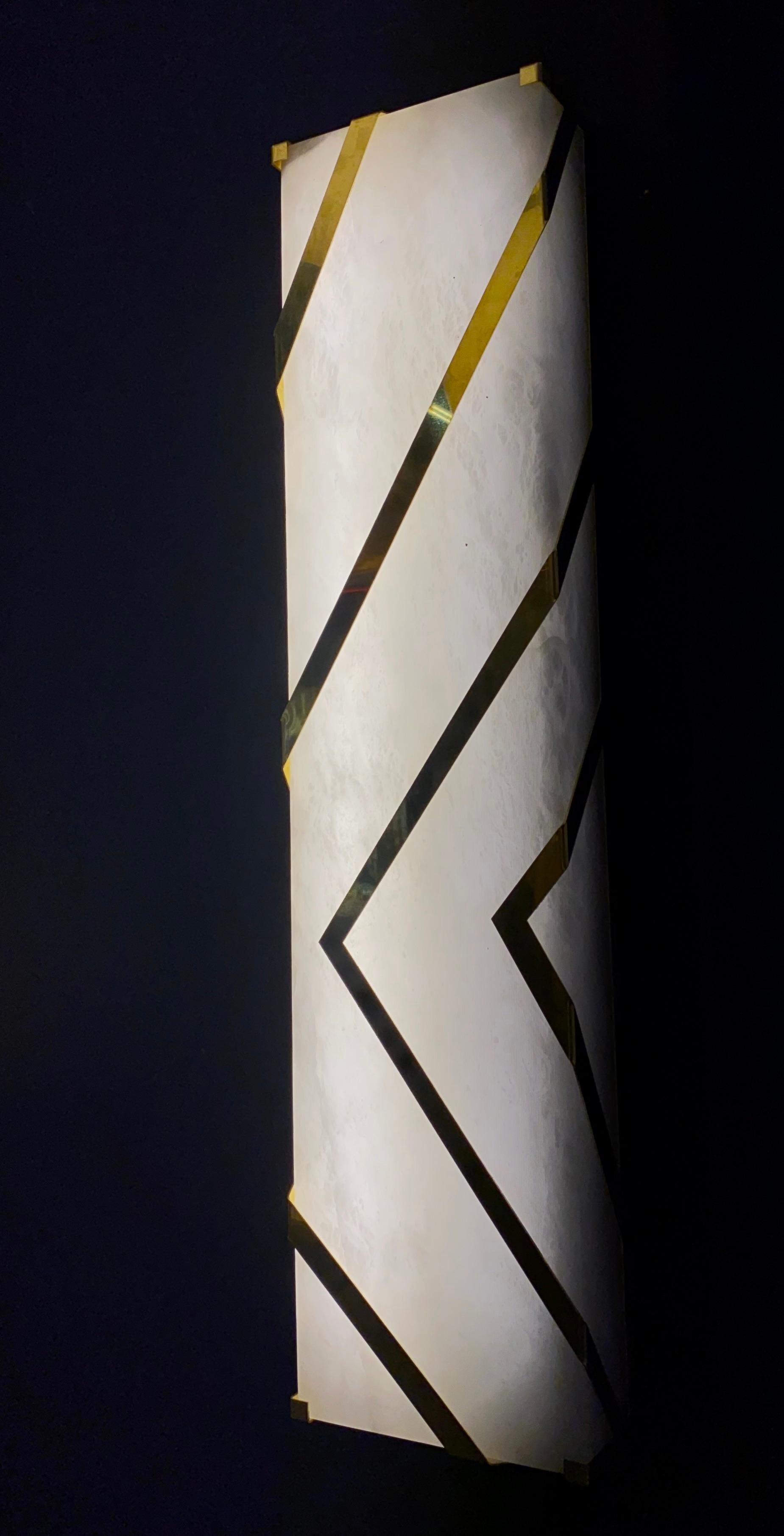 Pareja de apliques o candelabros contemporáneos italianos de mármol alabastro y latón Europeo en venta