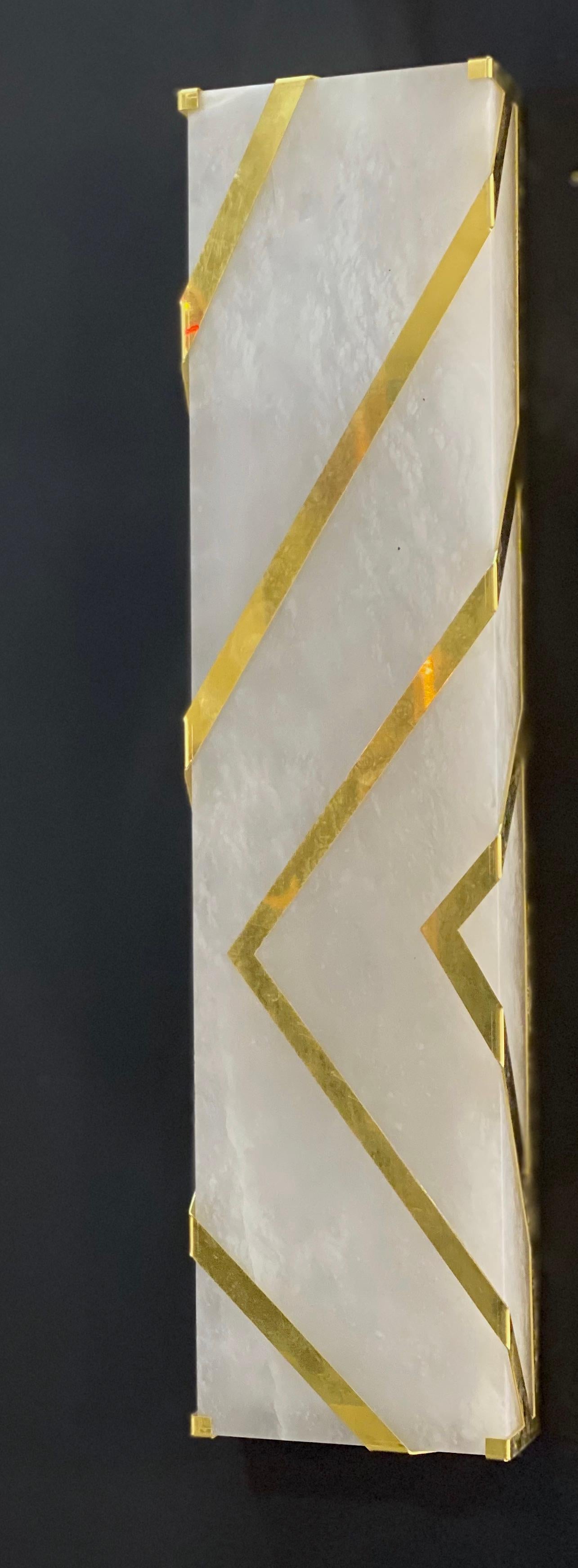 Contemporary Pair Italian Alabaster Marble and brass Wall Lights or Sconces In New Condition For Sale In Rome, IT