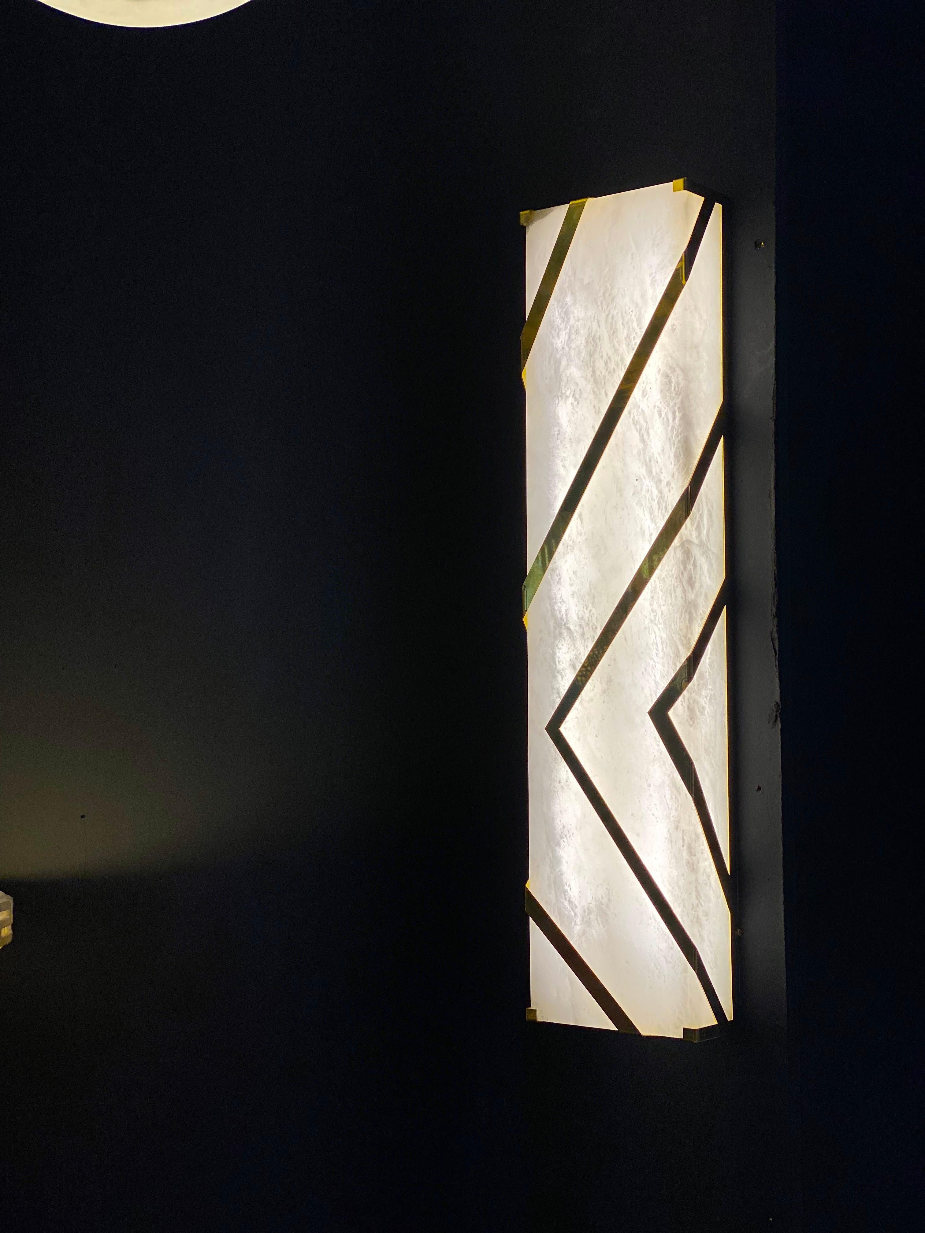 Pareja de apliques o candelabros contemporáneos italianos de mármol alabastro y latón en venta 1