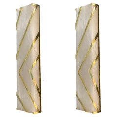 Coppia contemporanea di applique in marmo alabastrino e ottone