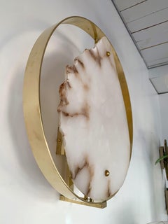 Paire contemporaine d'appliques en laiton de forme circulaire en albâtre:: Italie