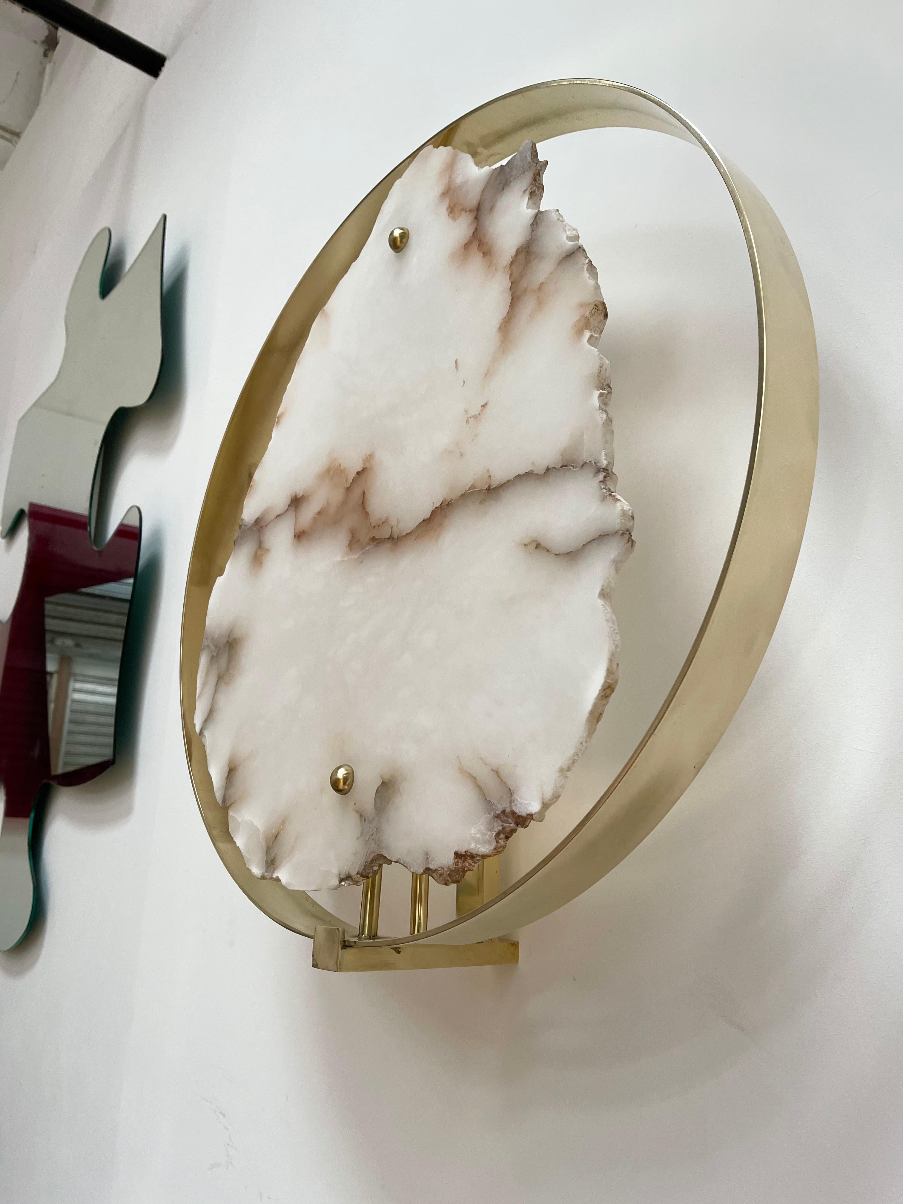 Mid-Century Modern Paire d'appliques contemporaines en laiton avec cercle d'albâtre, Italie en vente