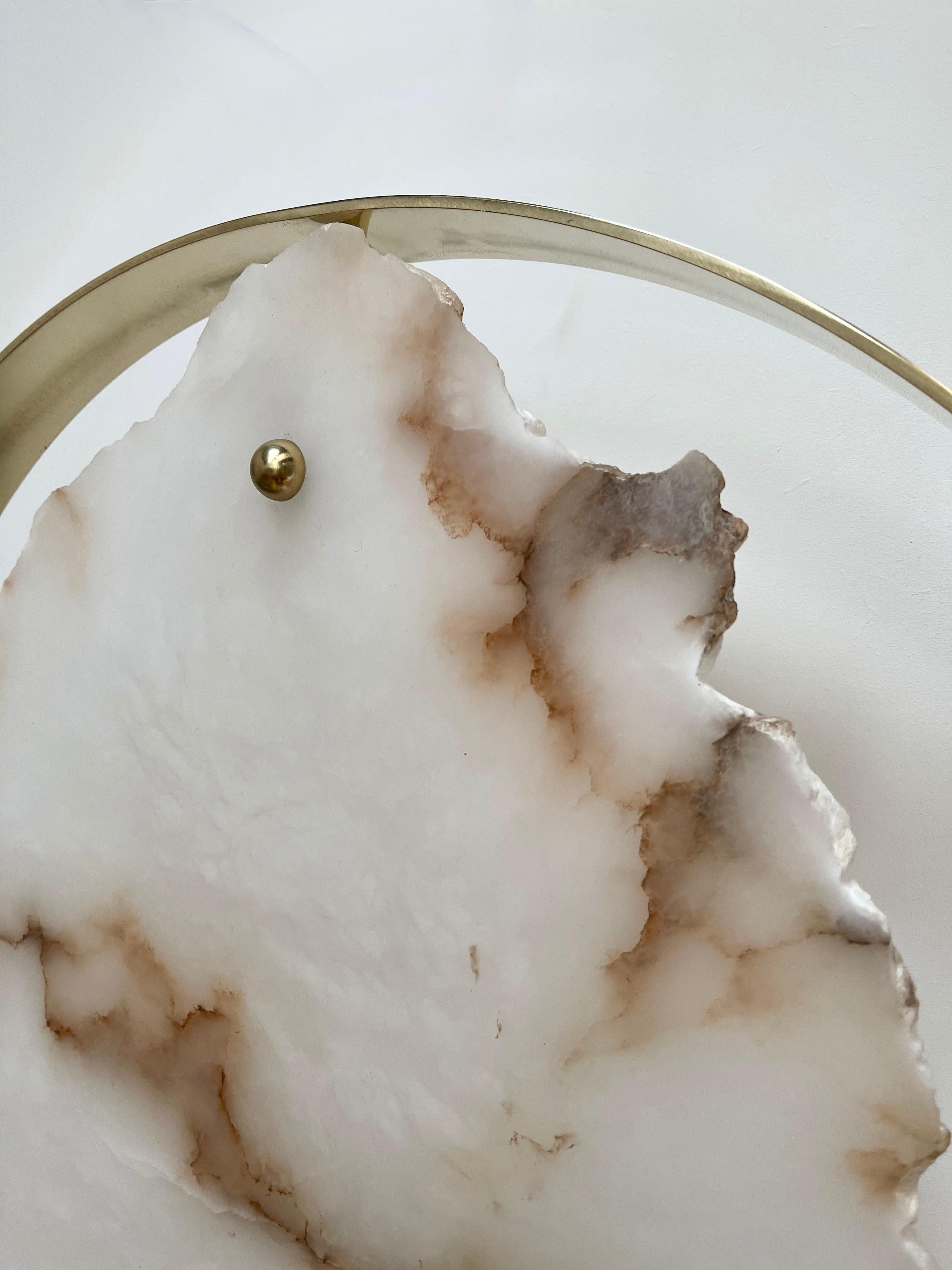italien Paire d'appliques contemporaines en laiton avec cercle d'albâtre, Italie en vente