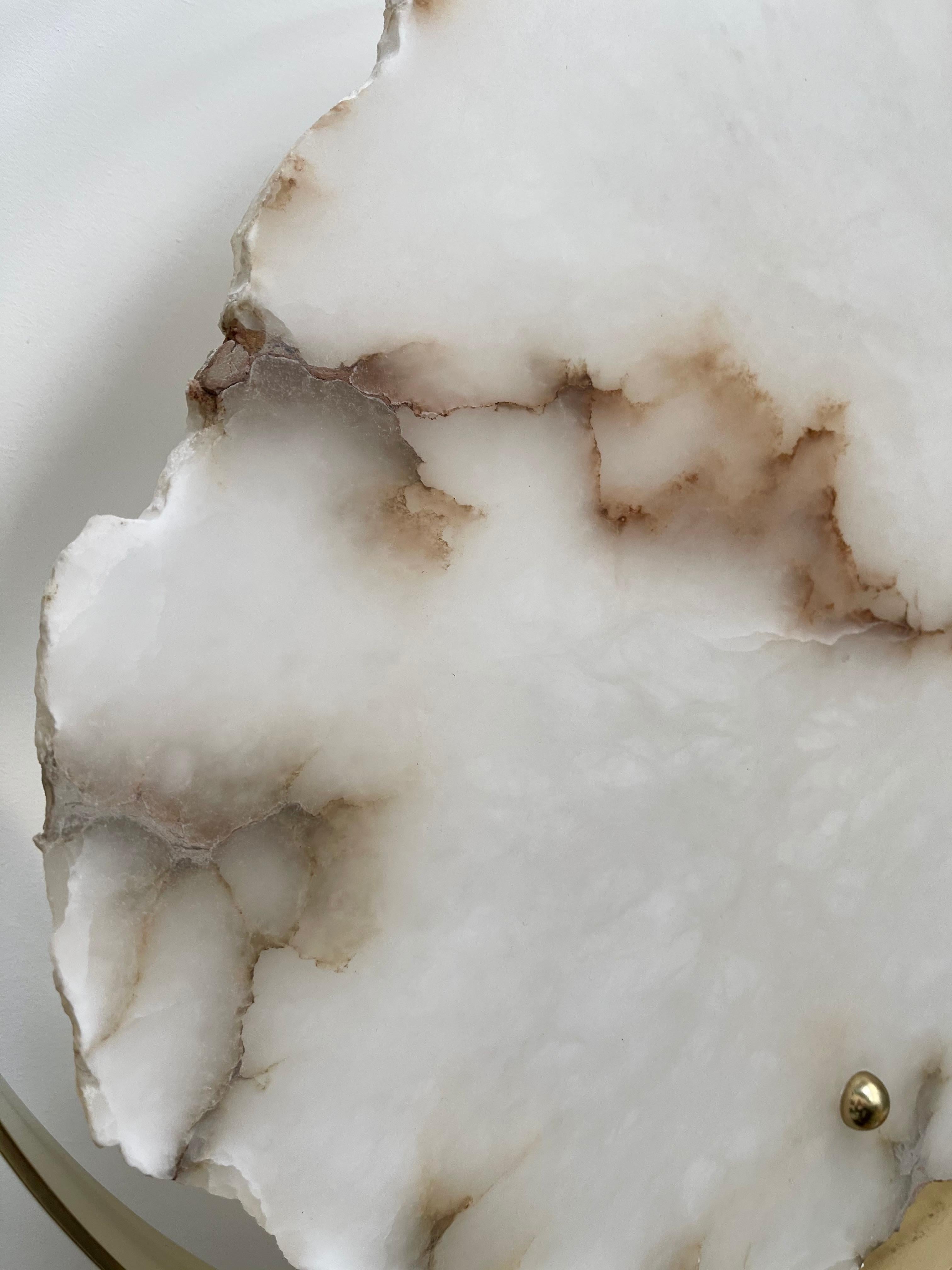 Paire d'appliques contemporaines en laiton avec cercle d'albâtre, Italie en vente 2