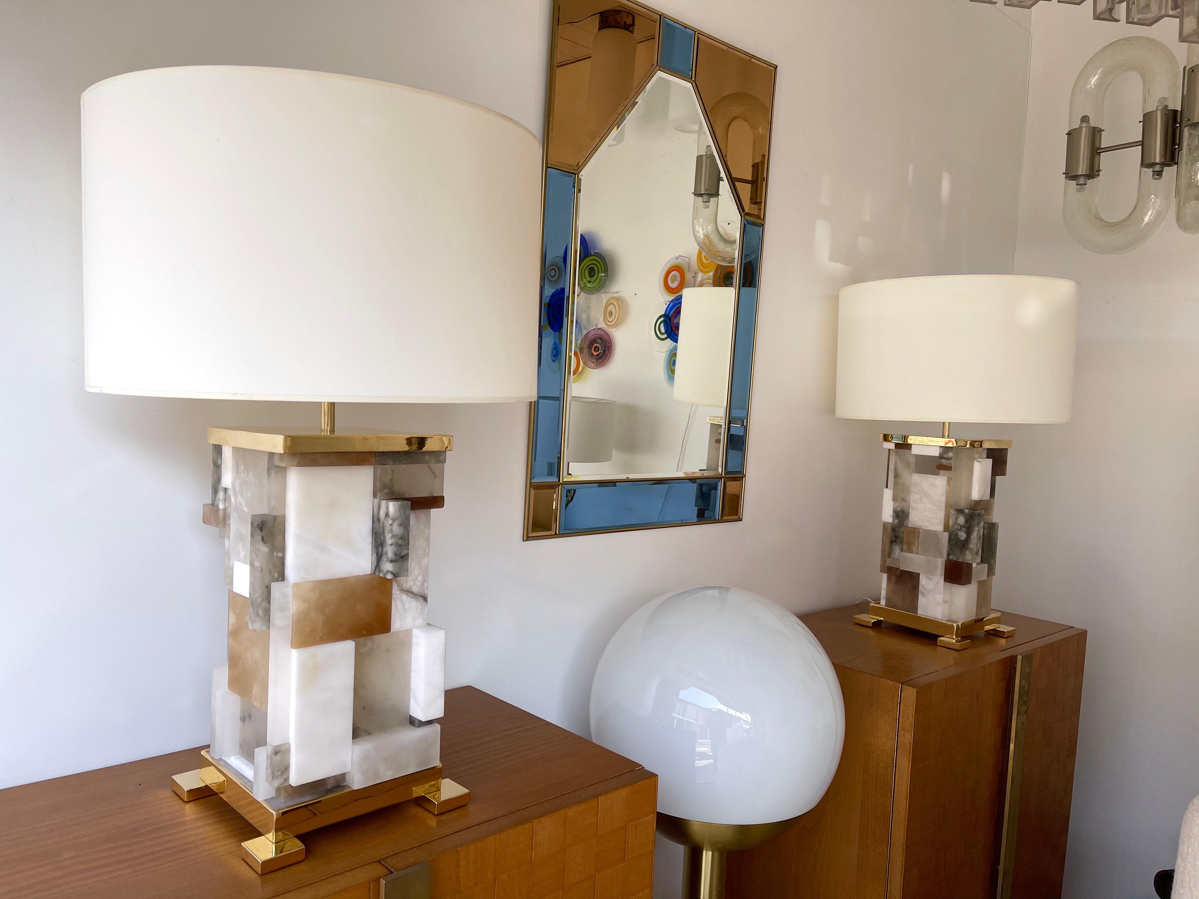 Contemporary Pair of Alabaster Gilt Metal Cubismi Lamps by Cagianelli, Italy 5