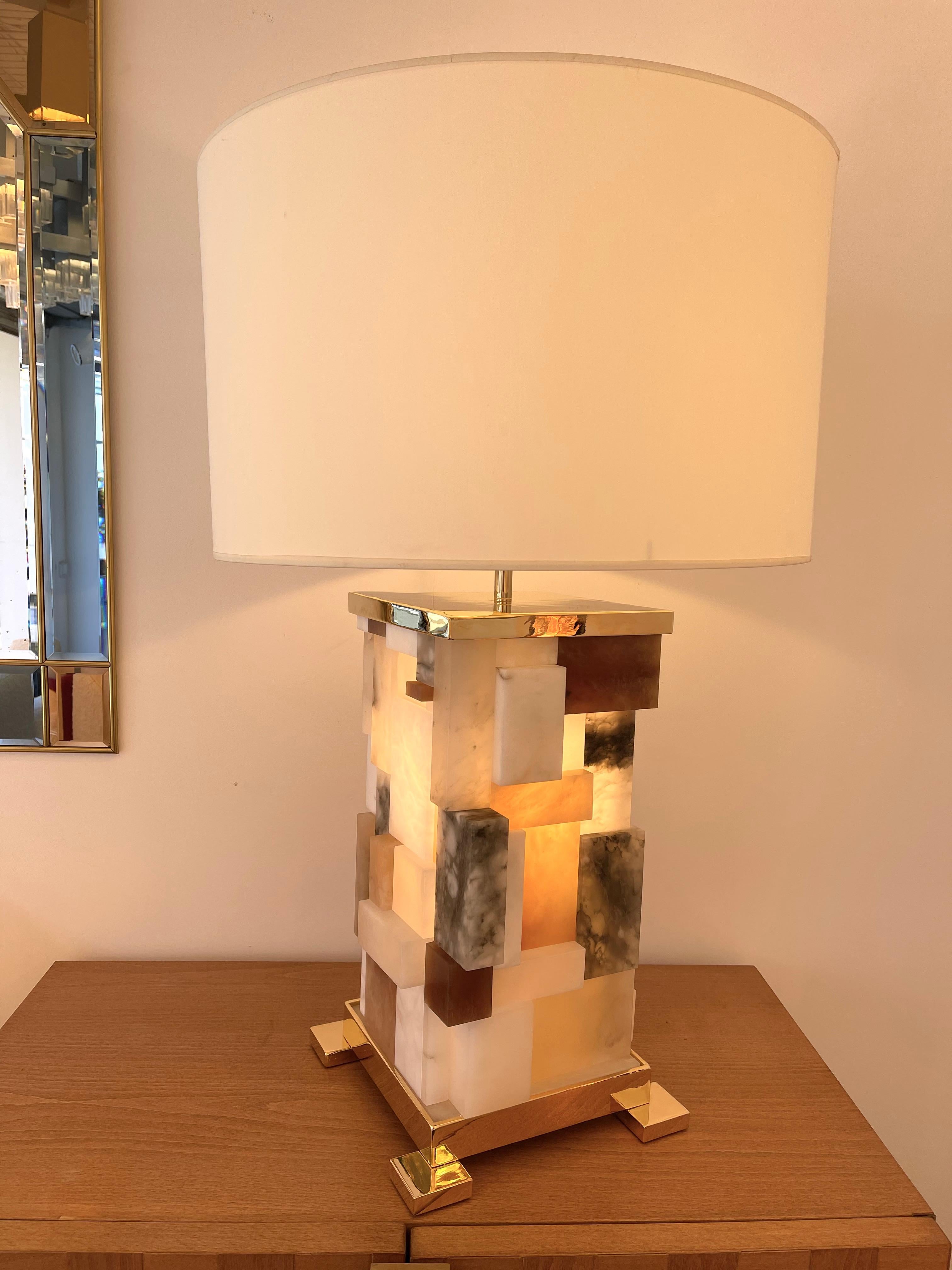 Italian Contemporary Pair of Alabaster Gilt Metal Cubismi Lamps by Cagianelli, Italy