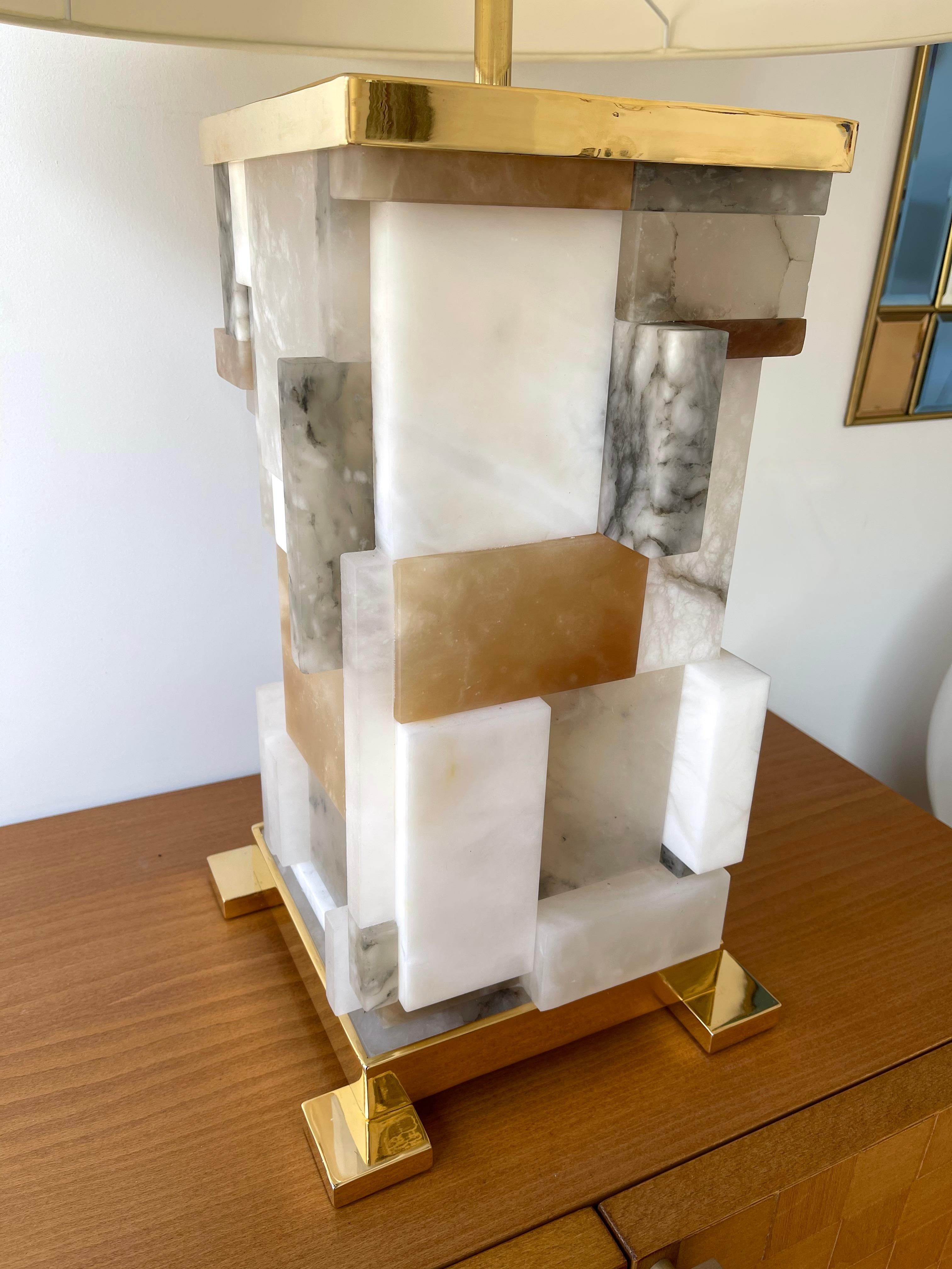 Contemporary Pair of Alabaster Gilt Metal Cubismi Lamps by Cagianelli, Italy In New Condition In SAINT-OUEN, FR