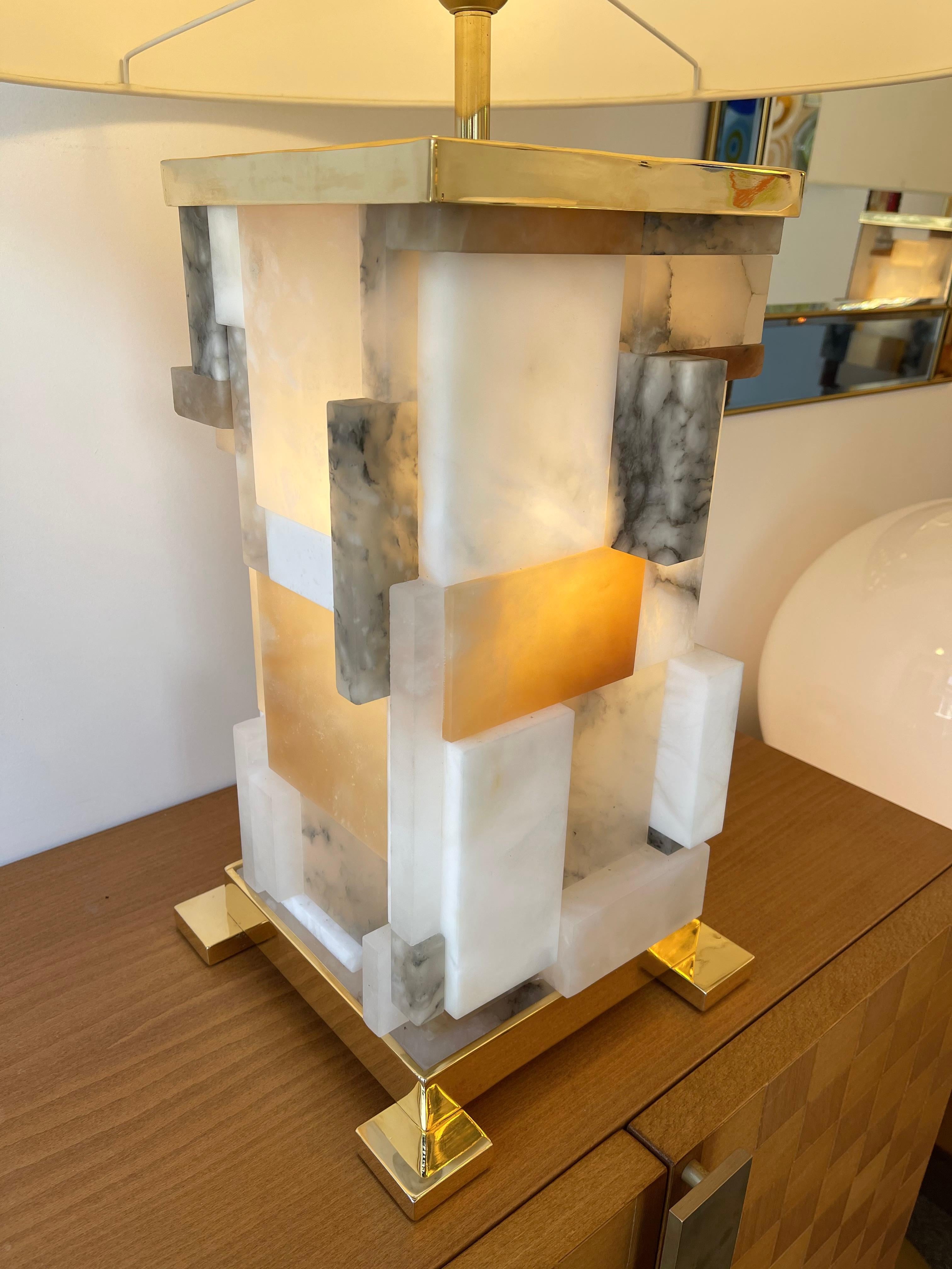 Contemporary Pair of Alabaster Gilt Metal Cubismi Lamps by Cagianelli, Italy 1