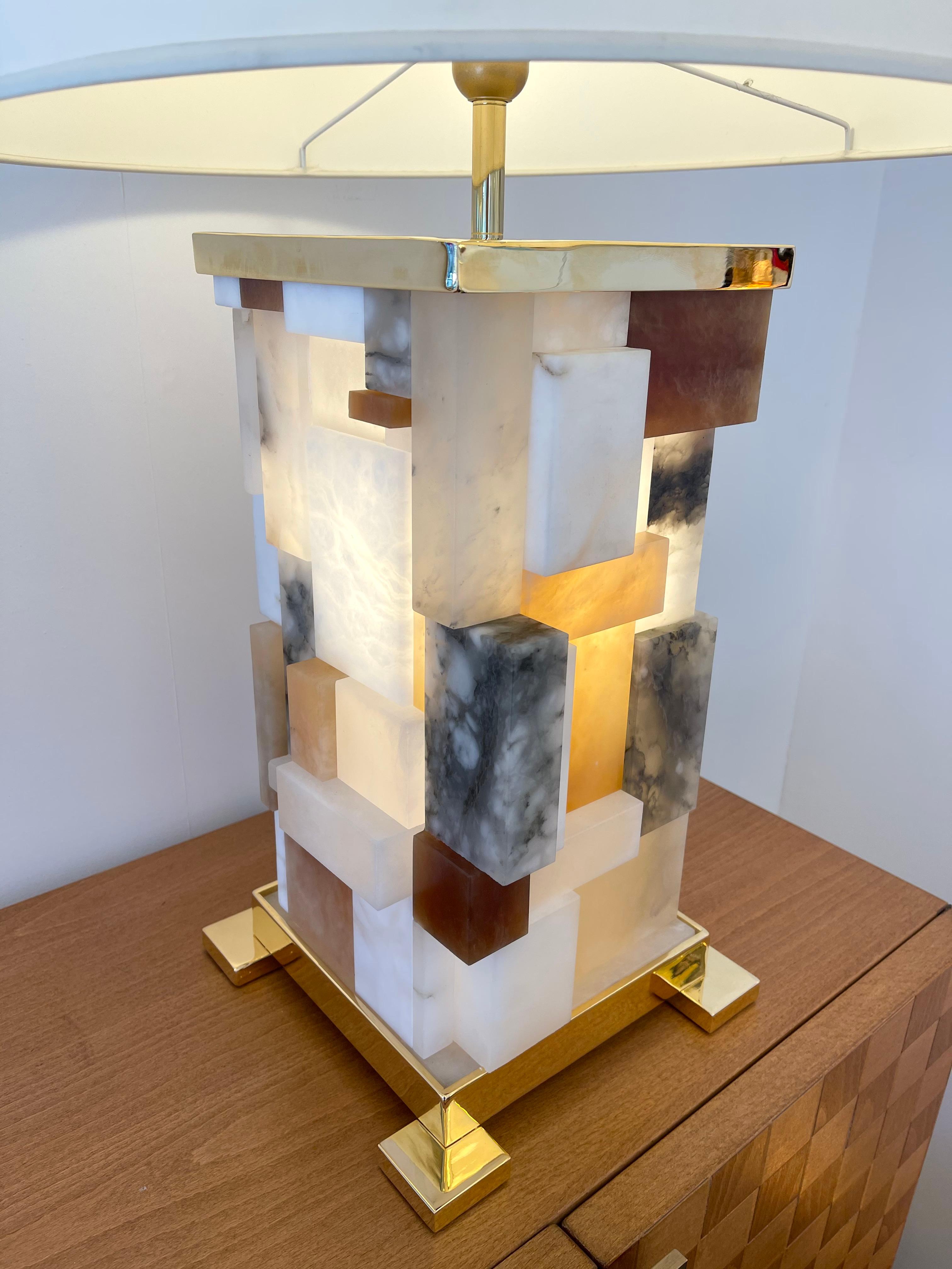 Contemporary Pair of Alabaster Gilt Metal Cubismi Lamps by Cagianelli, Italy 2