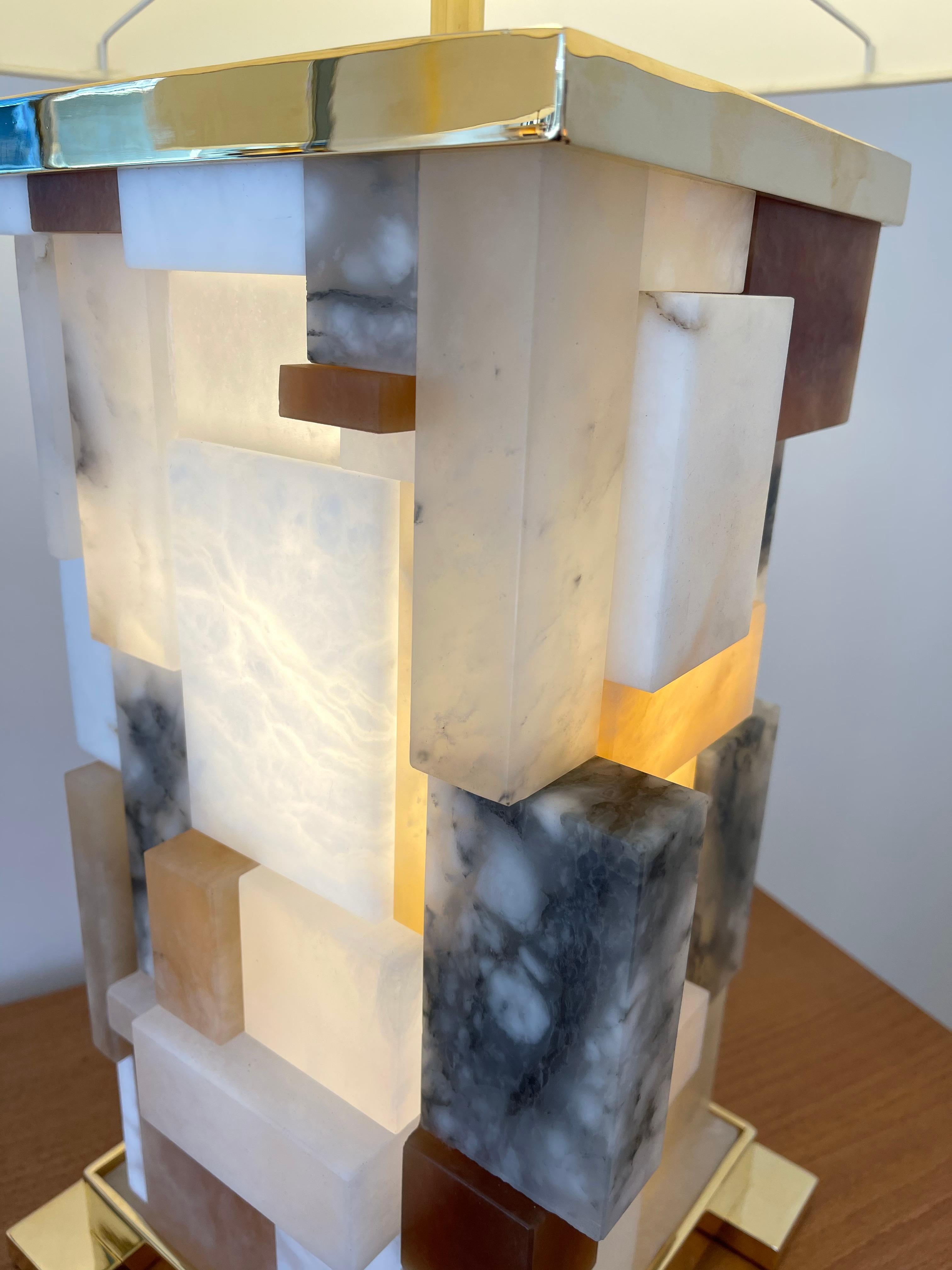 Contemporary Pair of Alabaster Gilt Metal Cubismi Lamps by Cagianelli, Italy 3