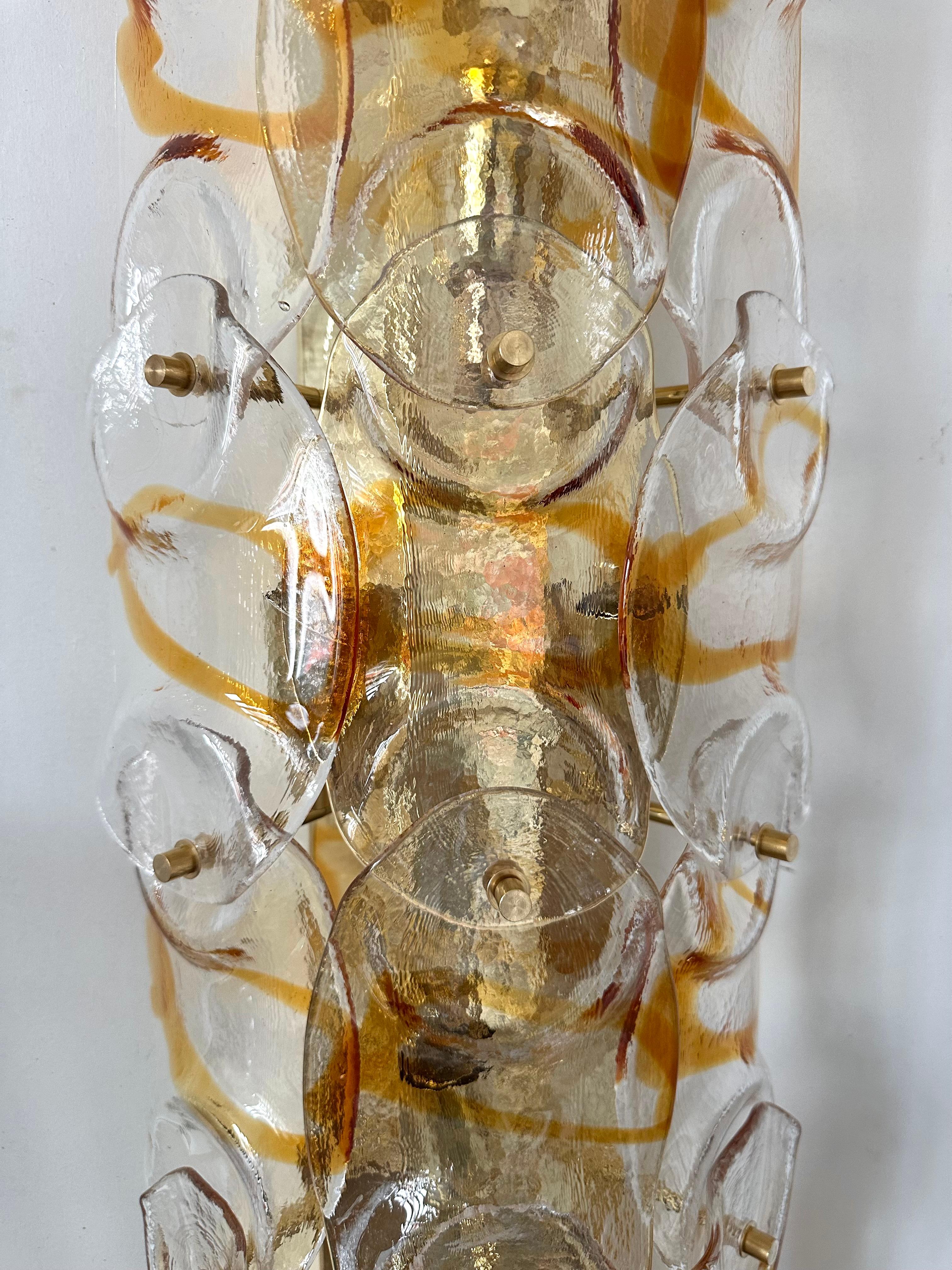 Pareja contemporánea de candelabros de cristal de Murano Pennellate ámbar y latón, Italia en venta 4