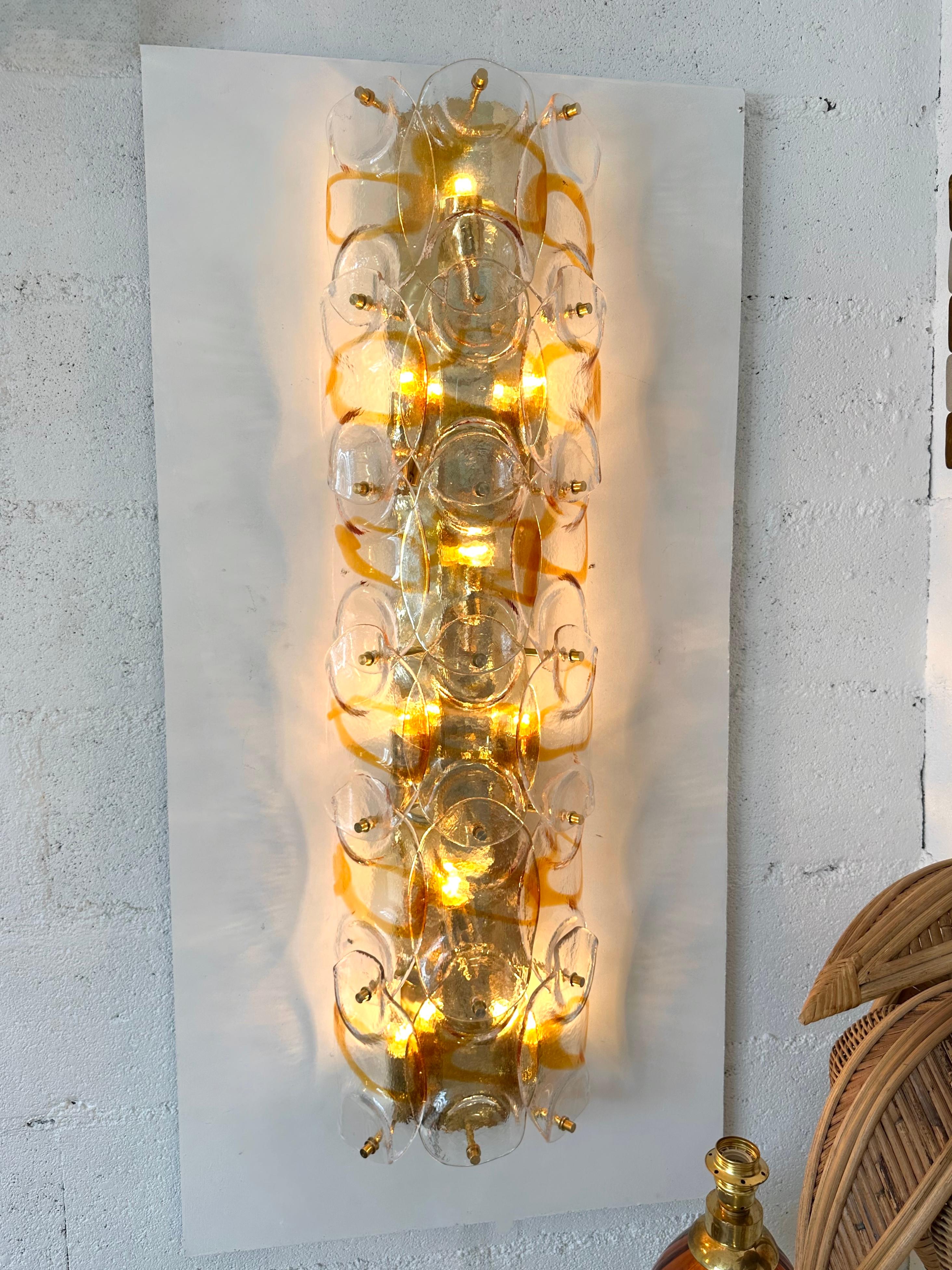 Contemporary Mid-Century Modern Space Age style Pareja de 2 lámparas de pared de cristal de Murano pennellate color ámbar y apliques de latón. Pequeñas imperfecciones debidas a la fabricación artesanal. Fabricantes famosos como Barovier Toso