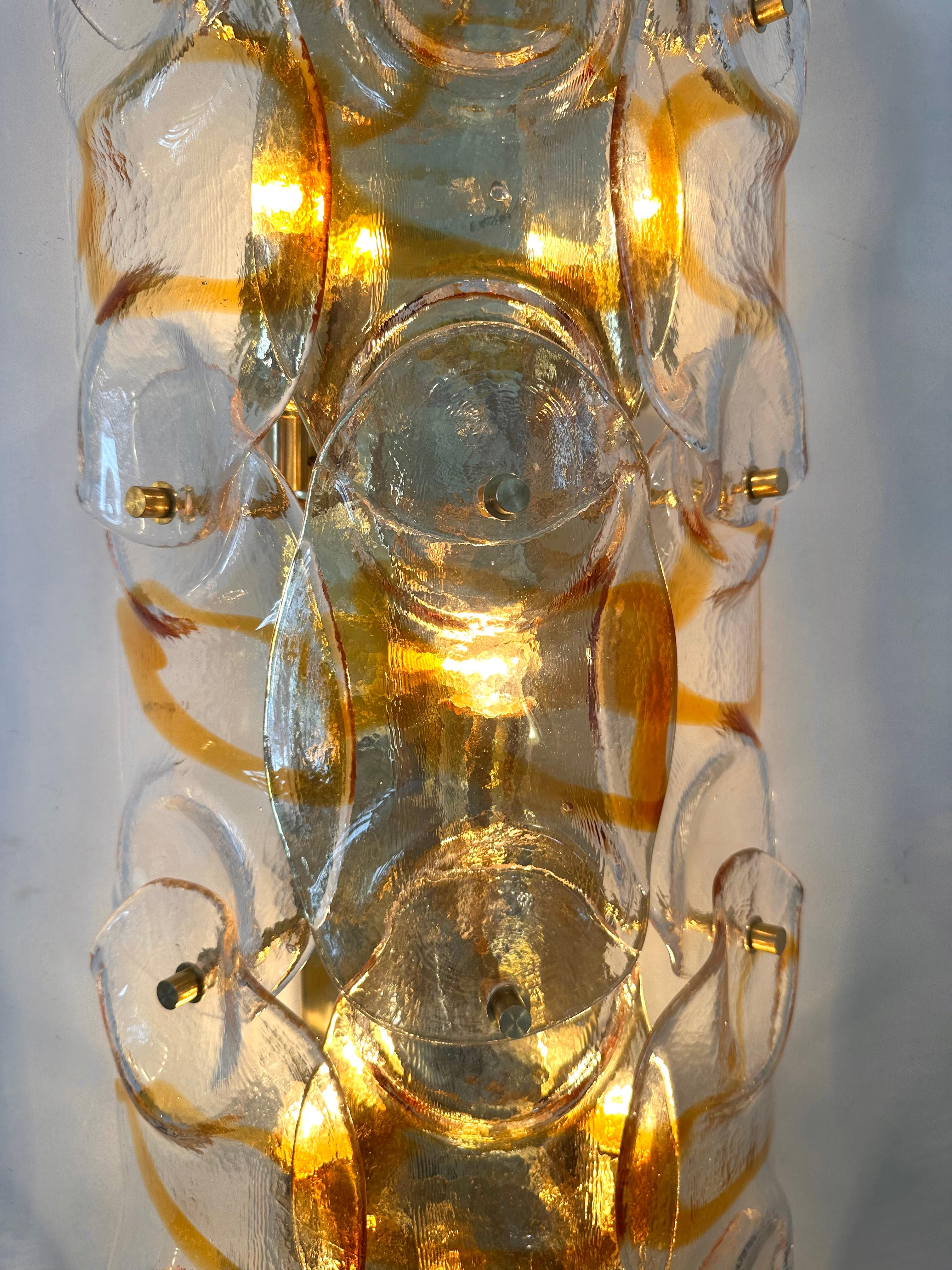 Pareja contemporánea de candelabros de cristal de Murano Pennellate ámbar y latón, Italia Moderno de mediados de siglo en venta
