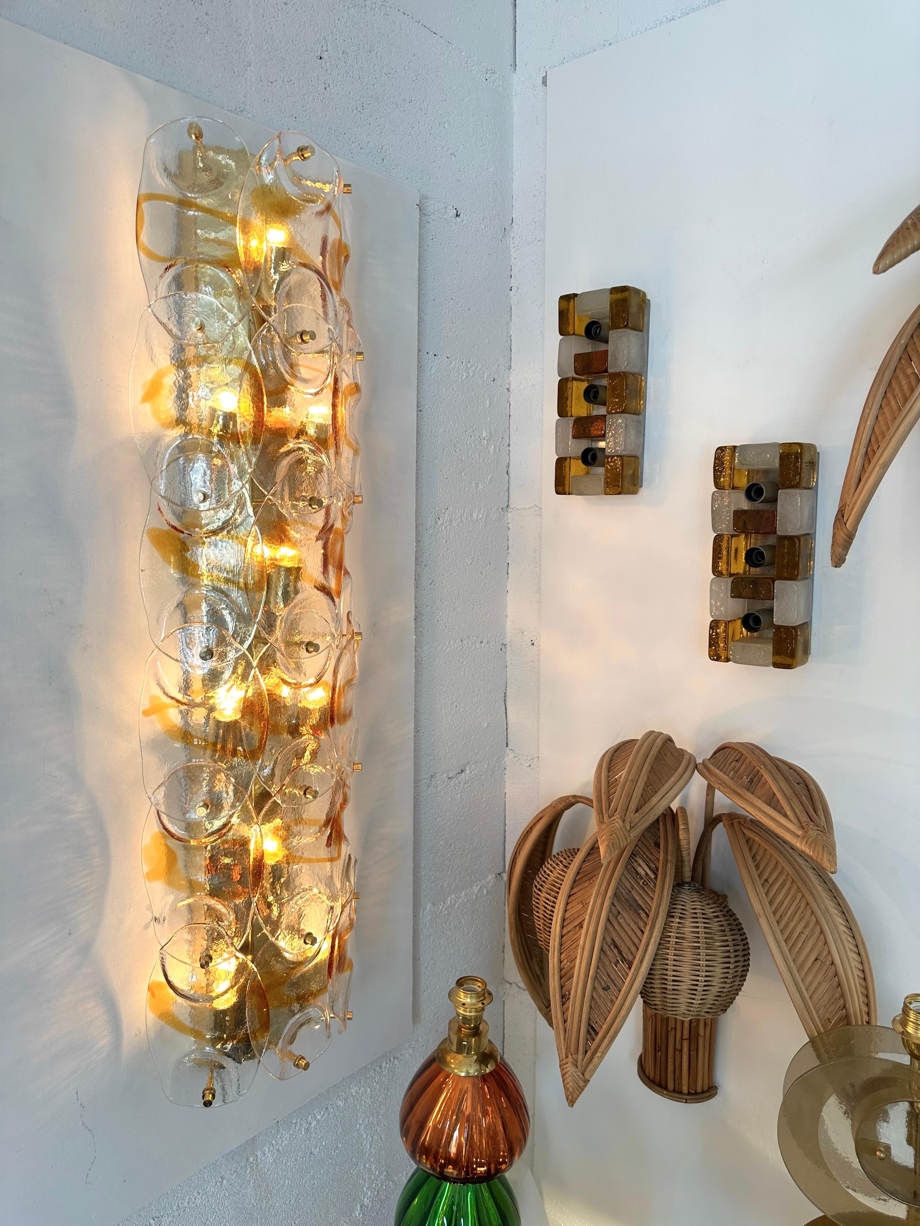 Pareja contemporánea de candelabros de cristal de Murano Pennellate ámbar y latón, Italia Italiano en venta