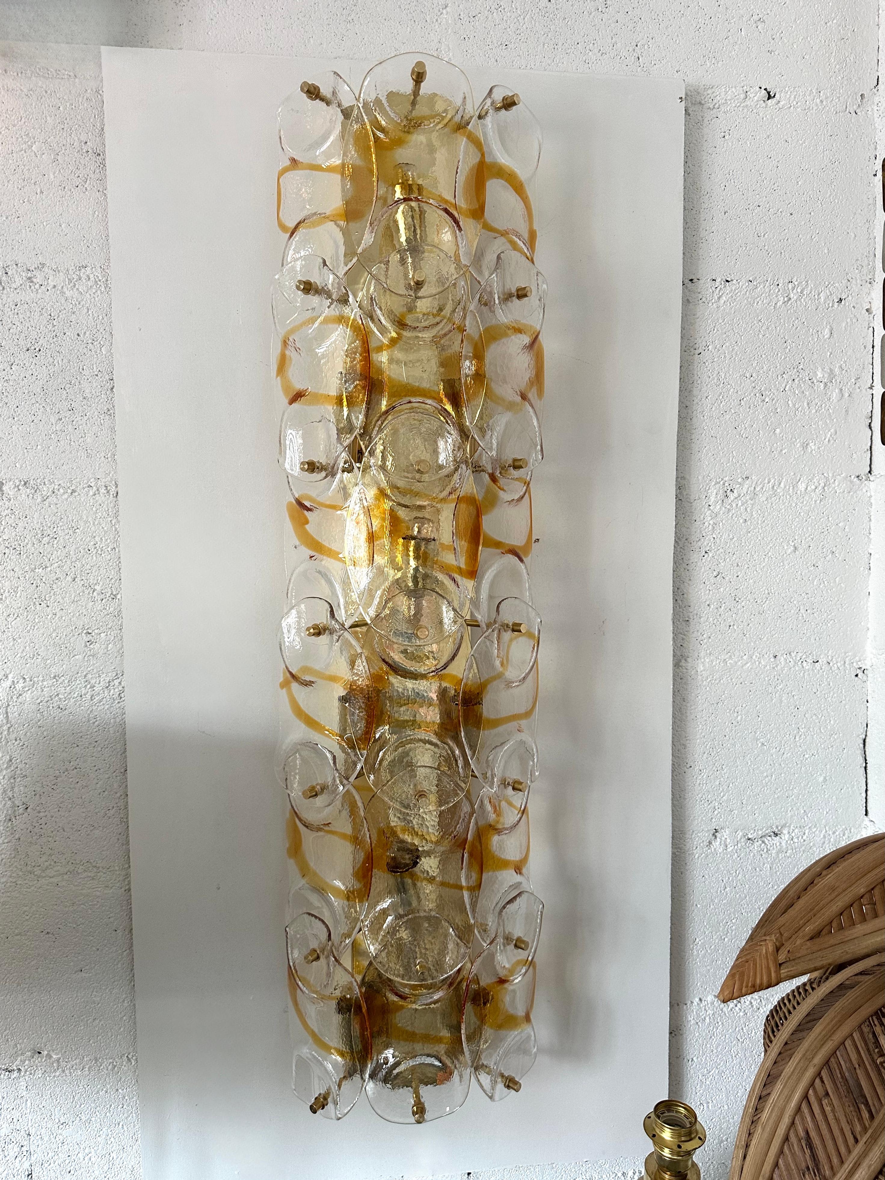Pareja contemporánea de candelabros de cristal de Murano Pennellate ámbar y latón, Italia Siglo XXI y contemporáneo en venta