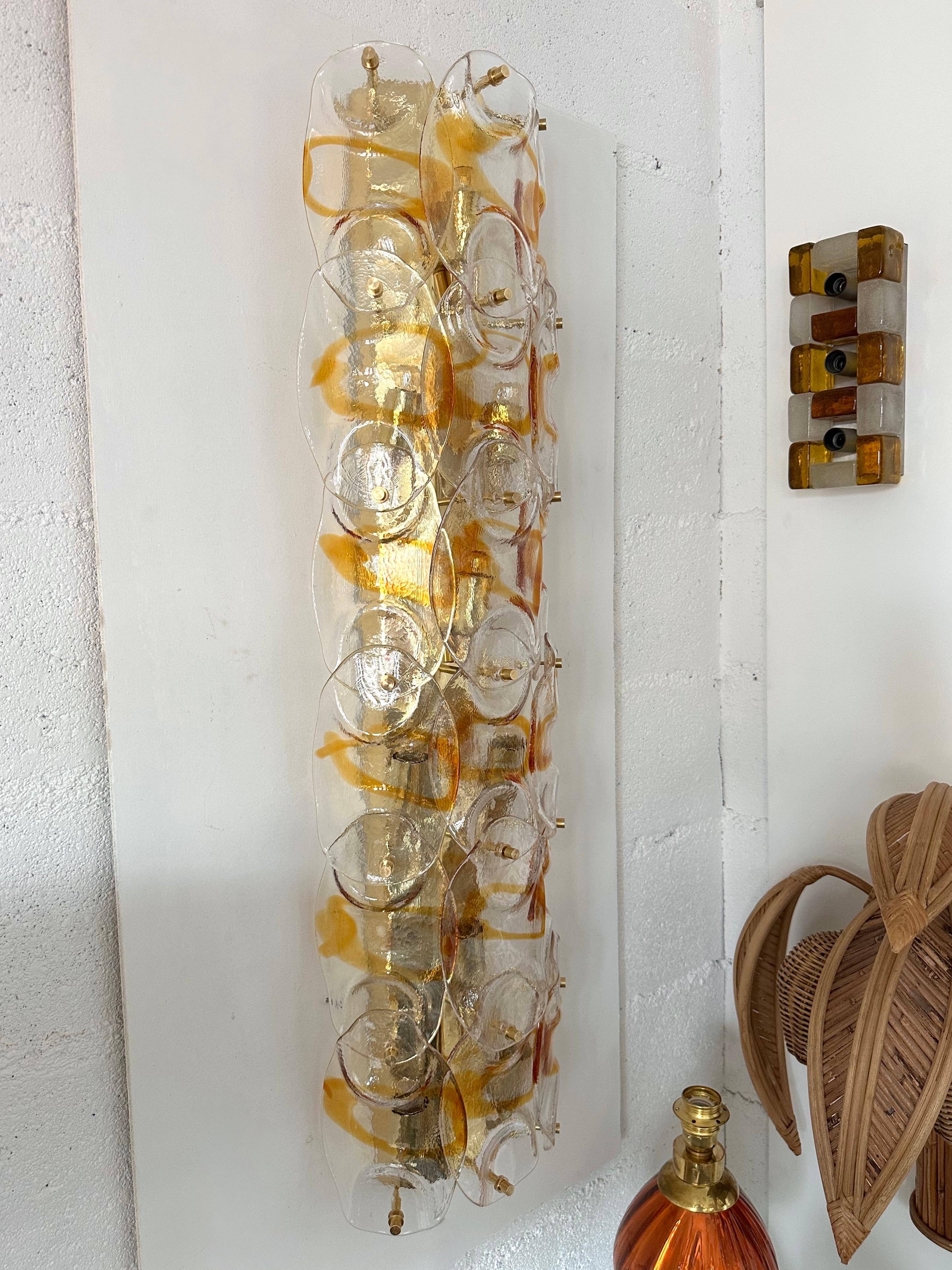 Pareja contemporánea de candelabros de cristal de Murano Pennellate ámbar y latón, Italia Latón en venta