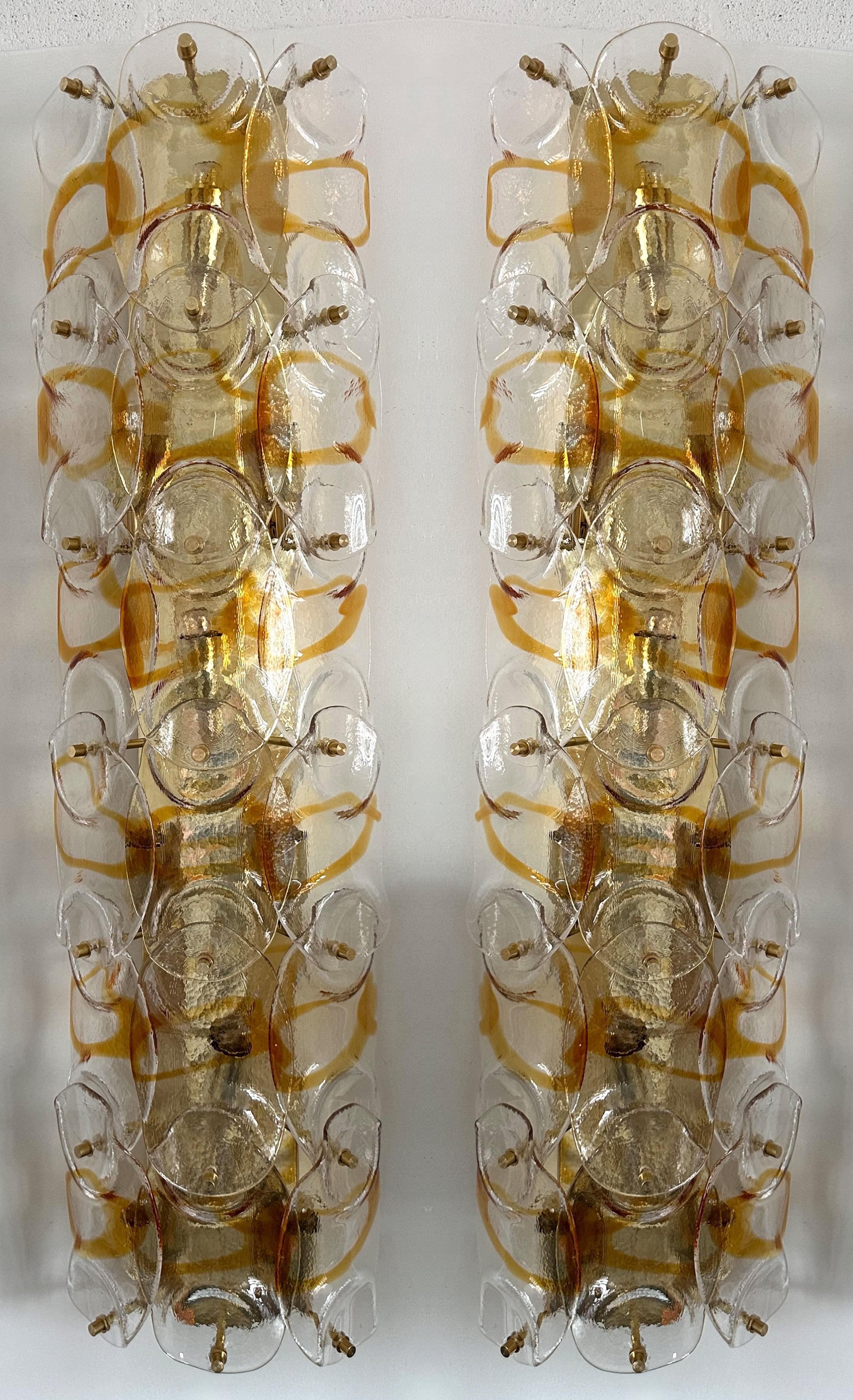 Pareja contemporánea de candelabros de cristal de Murano Pennellate ámbar y latón, Italia en venta 1