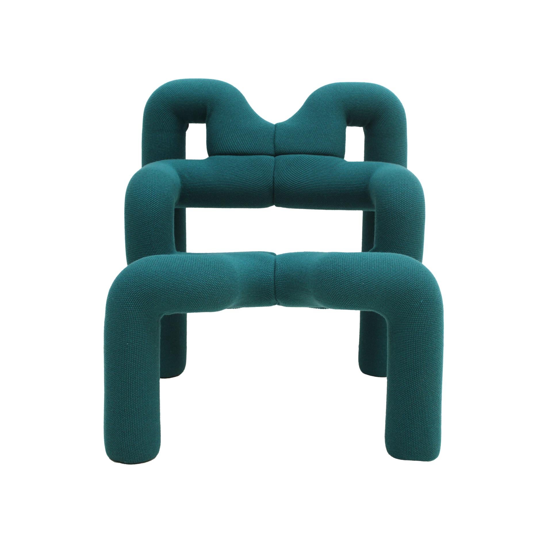 Fauteuils Mod Ekstrem conçus par Terje Ekstrom. Structure en acier recouverte de mousse de laine tricotée, et tapissée de tissu de laine jaune.

Chaque article proposé par LA Studio est contrôlé par notre équipe de 10 artisans dans notre atelier