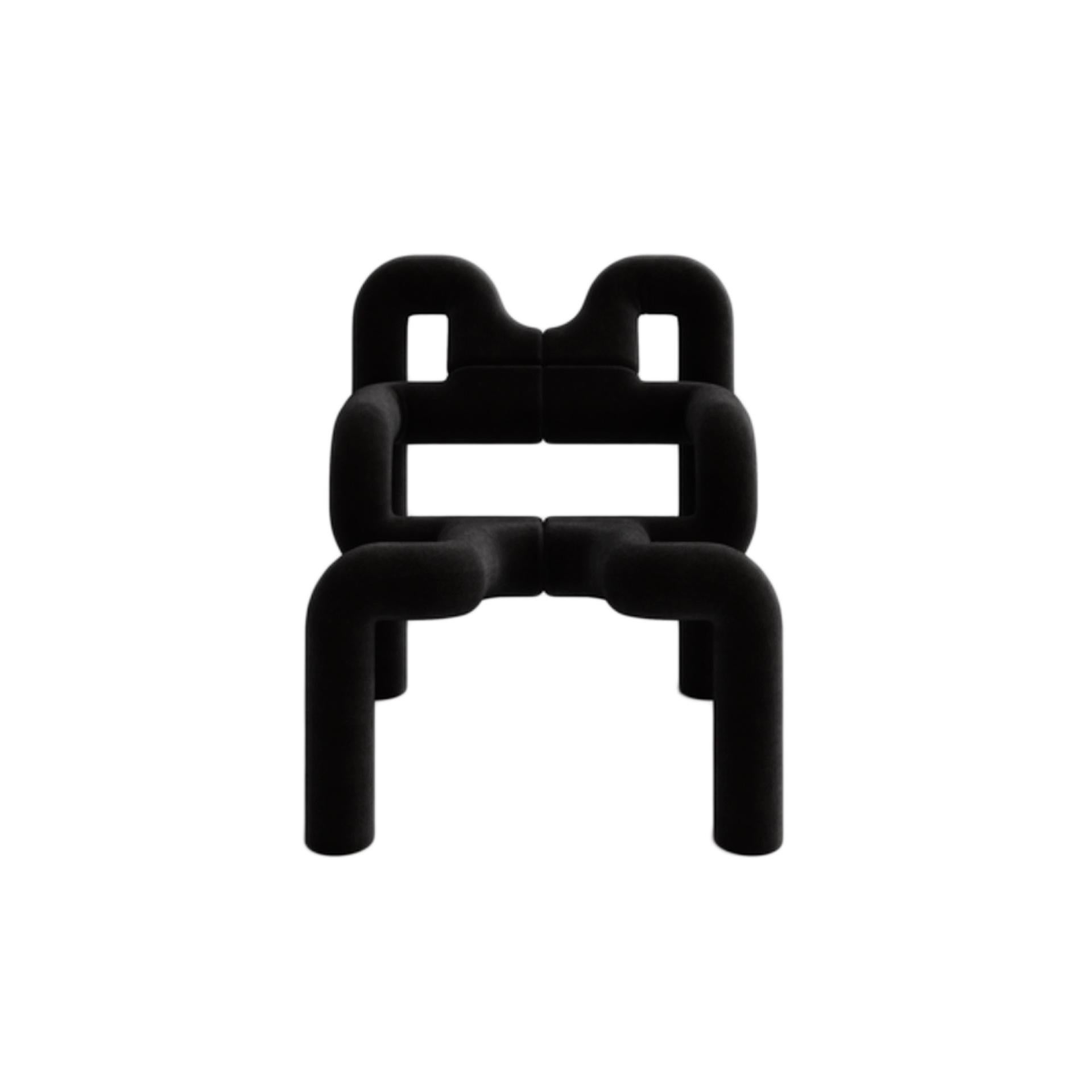 Mod Ekstrem Sessel, entworfen von Terje Ekstrom. Struktur aus Stahl, überzogen mit Wollstrickschaum und gepolstert mit schwarzem Wollstoff.

Jeder Artikel, den LA Studio anbietet, wird von unserem 10-köpfigen Team in unserer hauseigenen Werkstatt