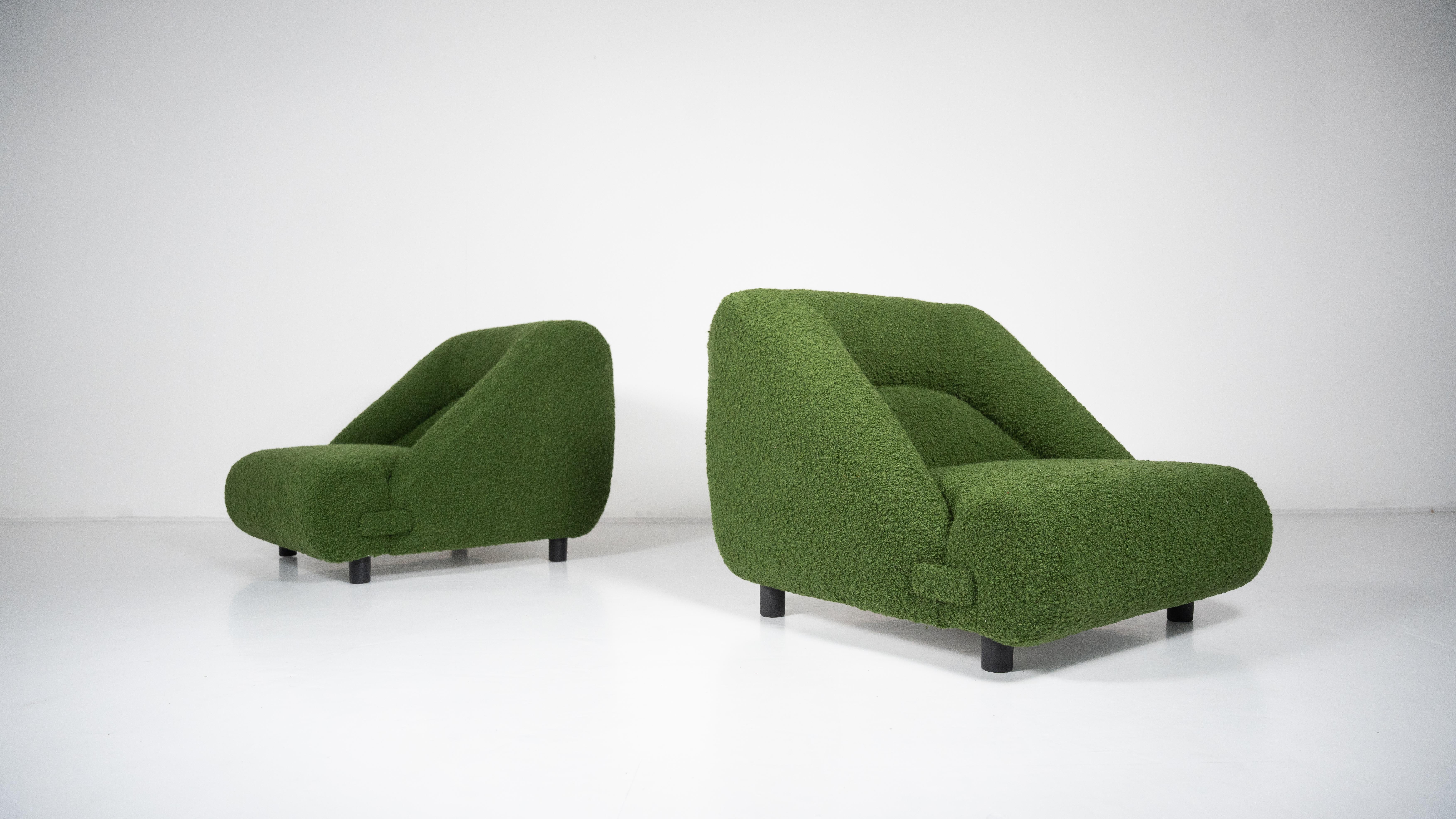 Pareja de sillones contemporáneos con otomana, tapicería verde, Italia Moderno de mediados de siglo