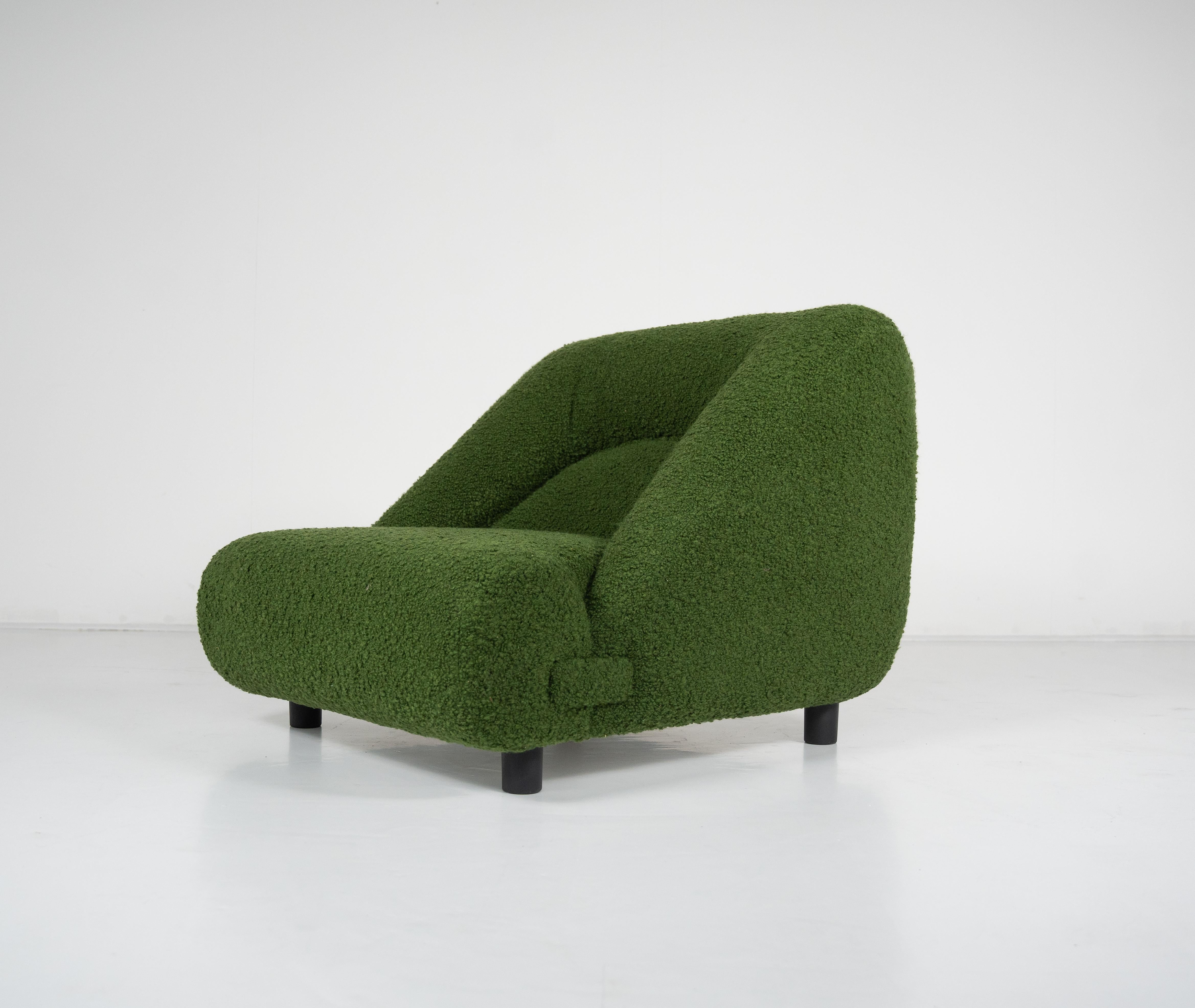 Pareja de sillones contemporáneos con otomana, tapicería verde, Italia Siglo XXI y contemporáneo