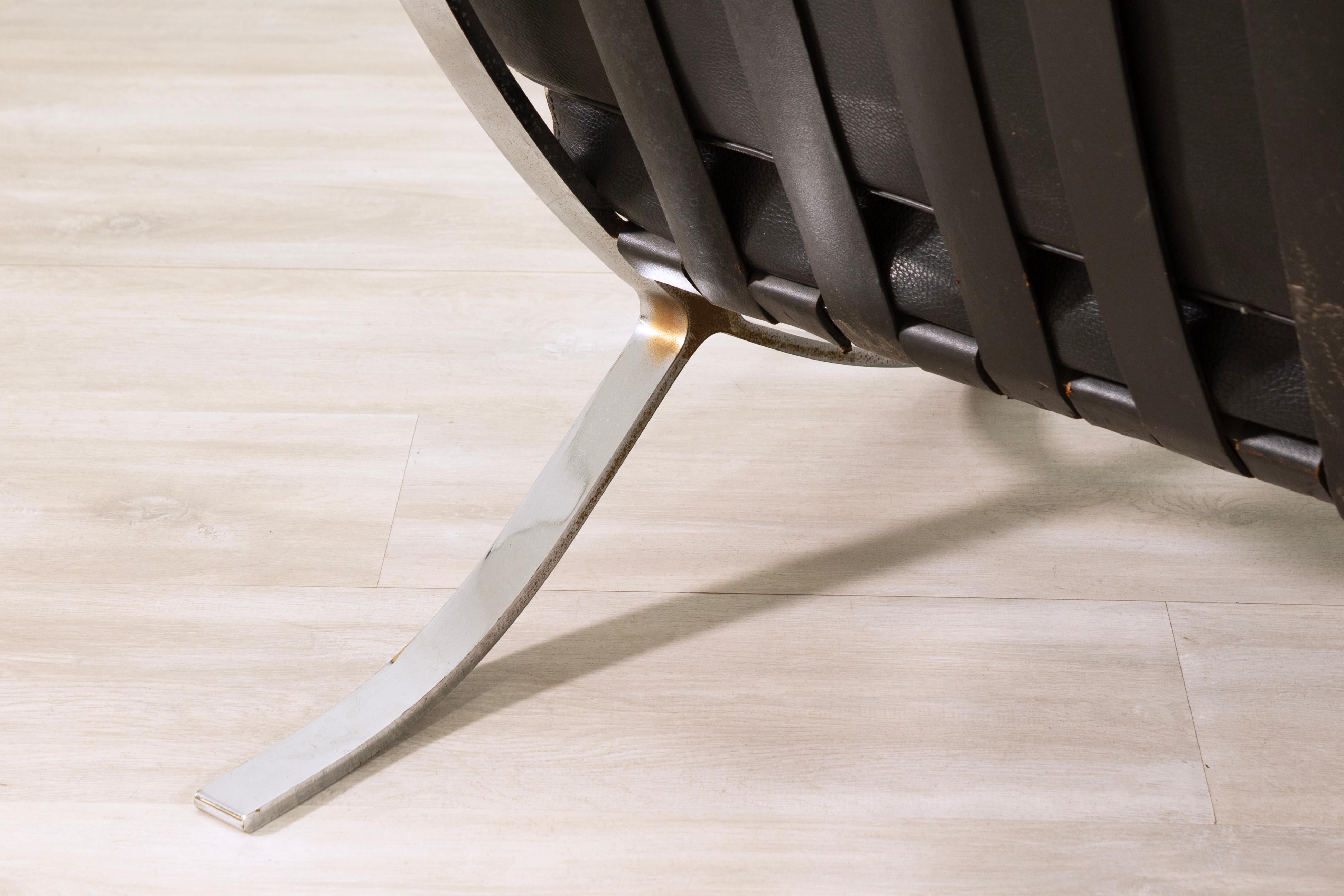 Paire de chaises longues contemporaines en cuir noir et chrome de style Barcelone en vente 4