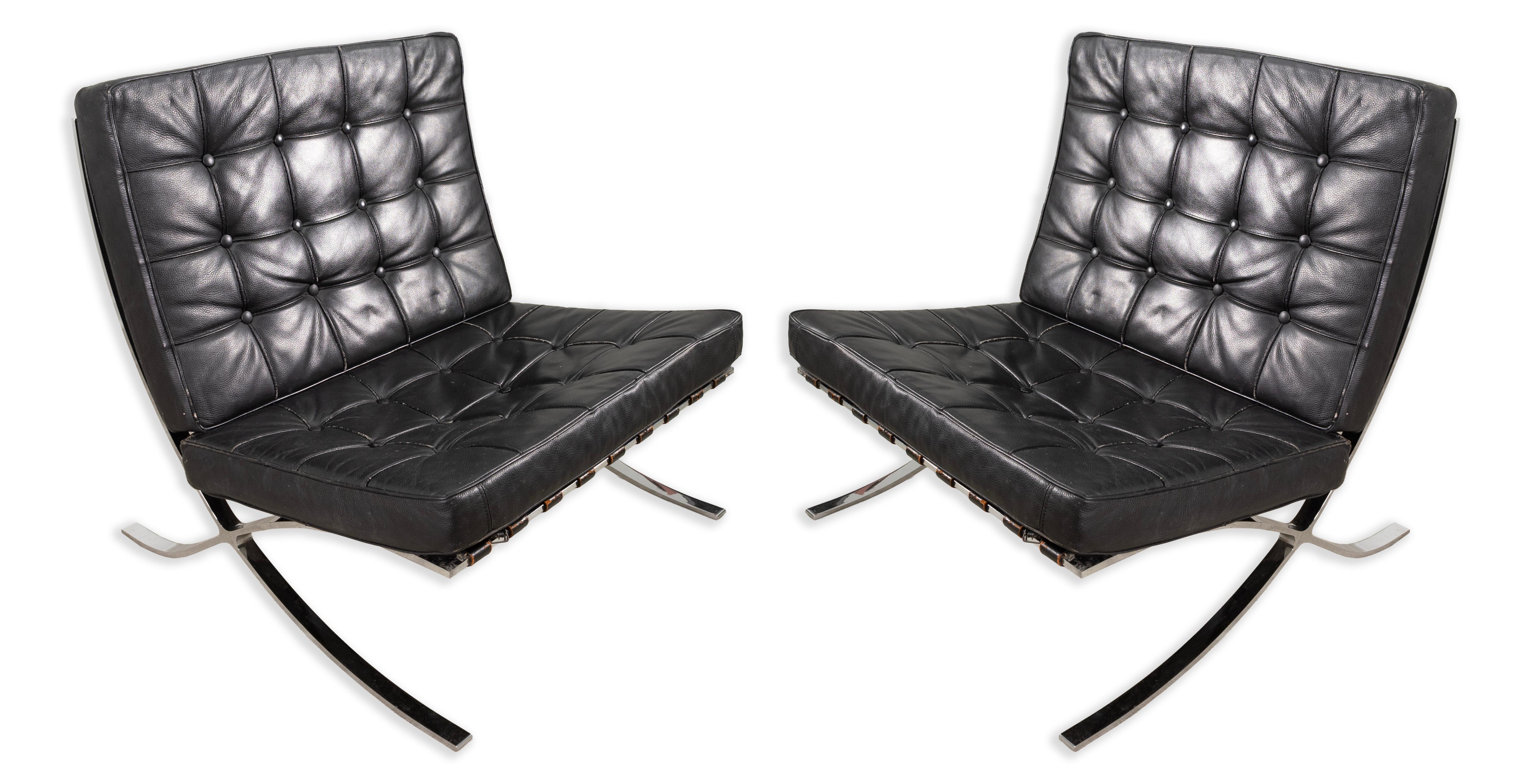 Audacieuse, iconique et indéniablement moderne, cette paire frappante de chaises longues de style Barcelone ajoute une touche de luxe à tout intérieur. Recouvert d'un cuir noir profond, chaque fauteuil présente des coussins d'assise et de dossier