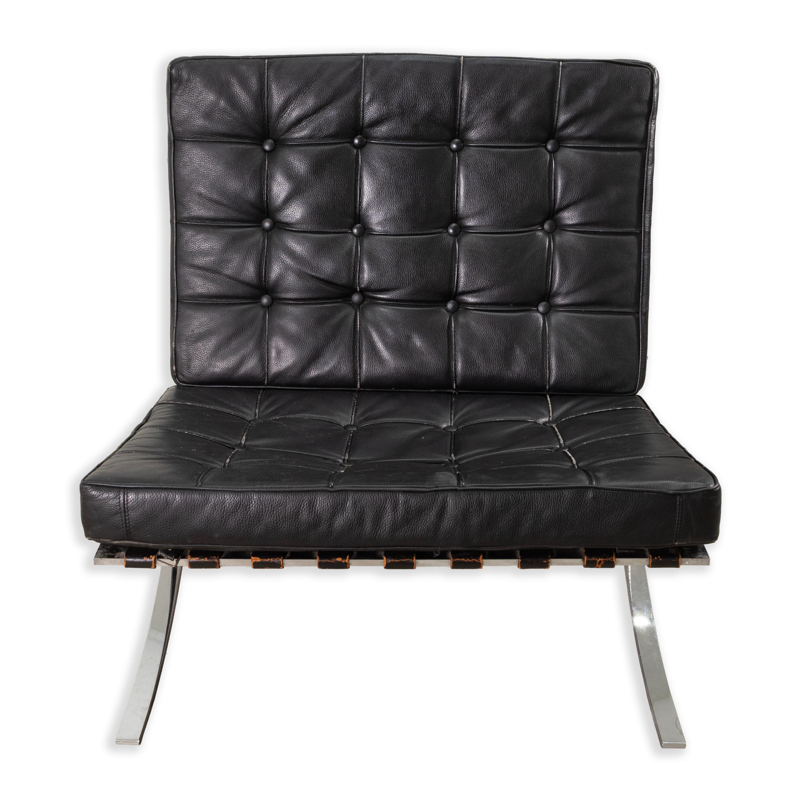 Mid-Century Modern Paire de chaises longues contemporaines en cuir noir et chrome de style Barcelone en vente