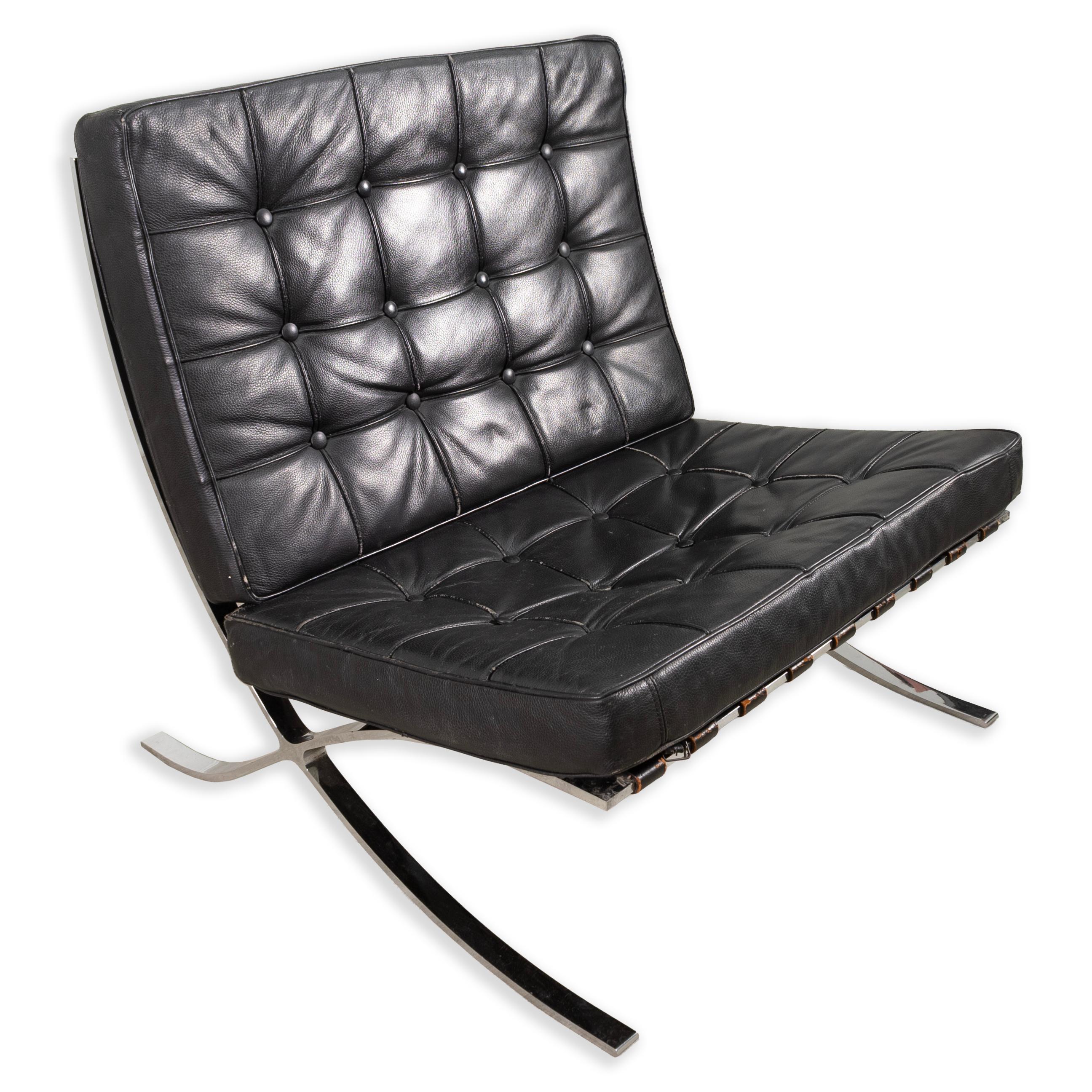 Inconnu Paire de chaises longues contemporaines en cuir noir et chrome de style Barcelone en vente