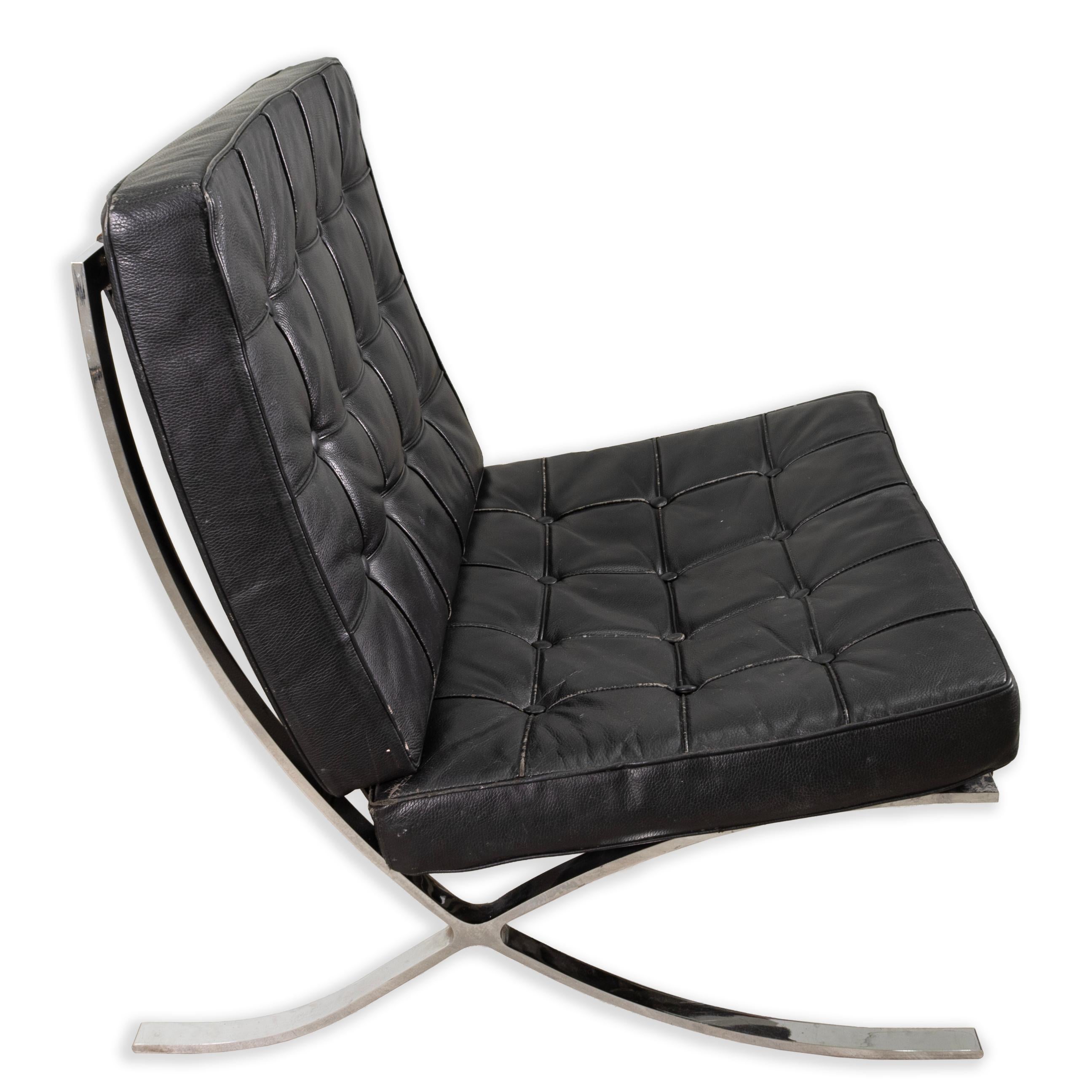 Paire de chaises longues contemporaines en cuir noir et chrome de style Barcelone Bon état - En vente à Keego Harbor, MI