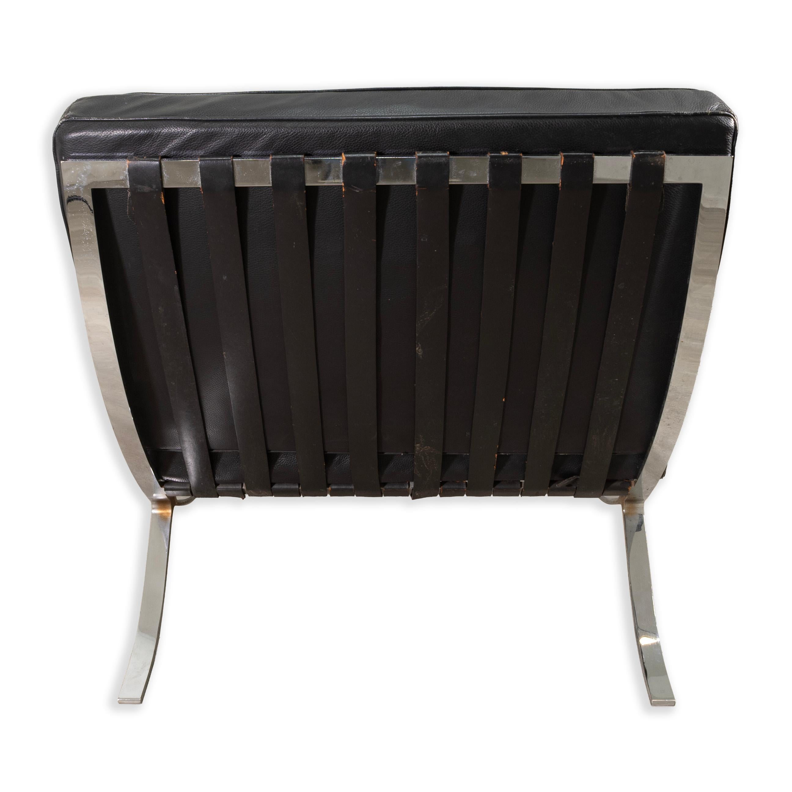 20ième siècle Paire de chaises longues contemporaines en cuir noir et chrome de style Barcelone en vente