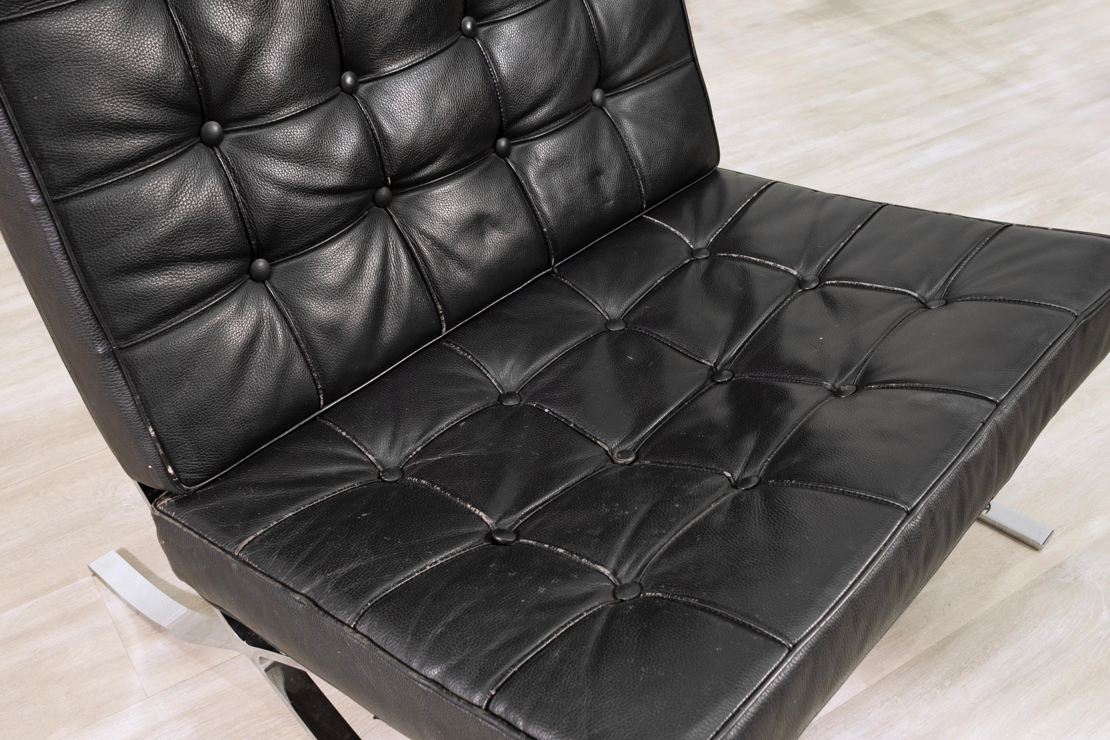 Acier inoxydable Paire de chaises longues contemporaines en cuir noir et chrome de style Barcelone en vente