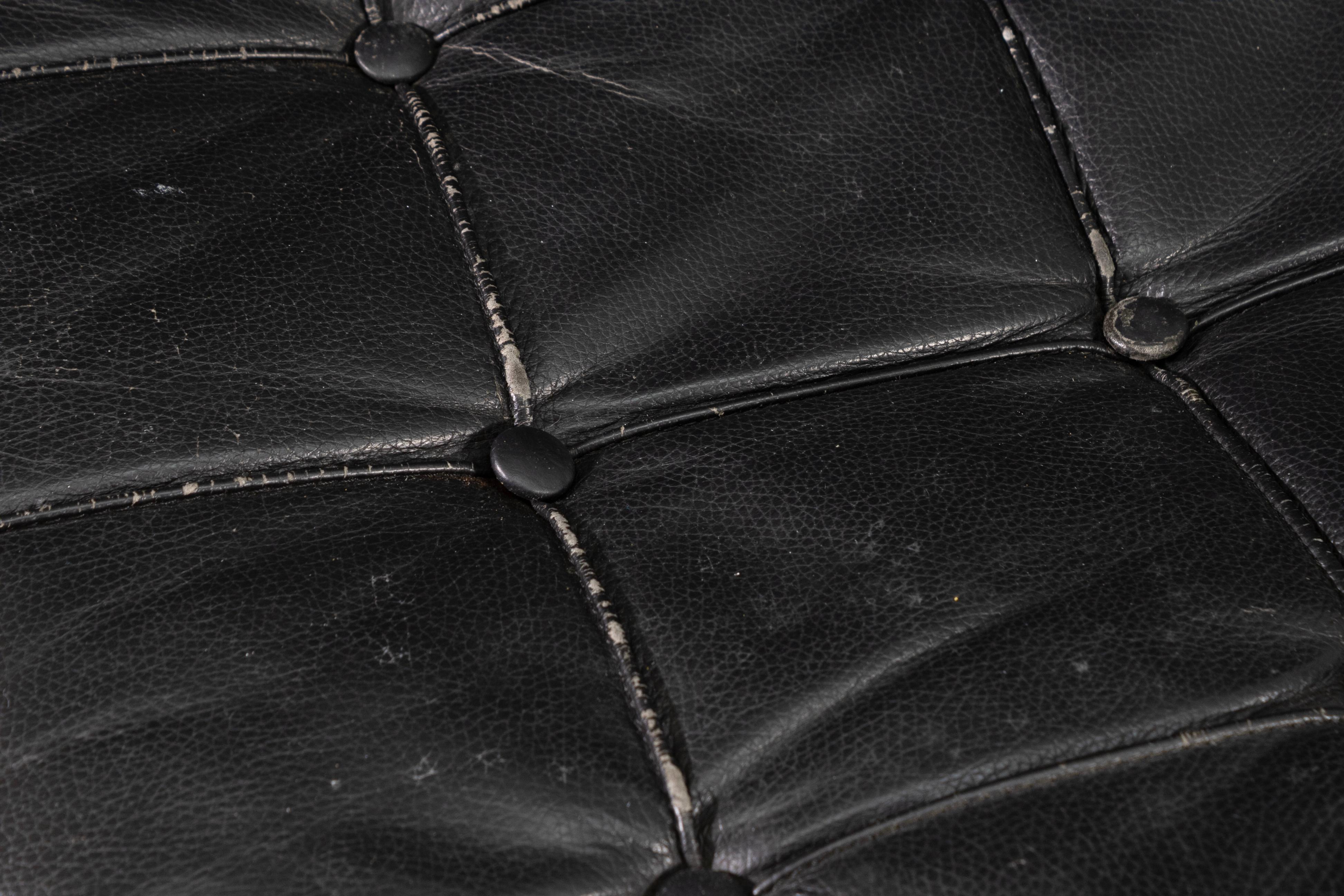 Paire de chaises longues contemporaines en cuir noir et chrome de style Barcelone en vente 2